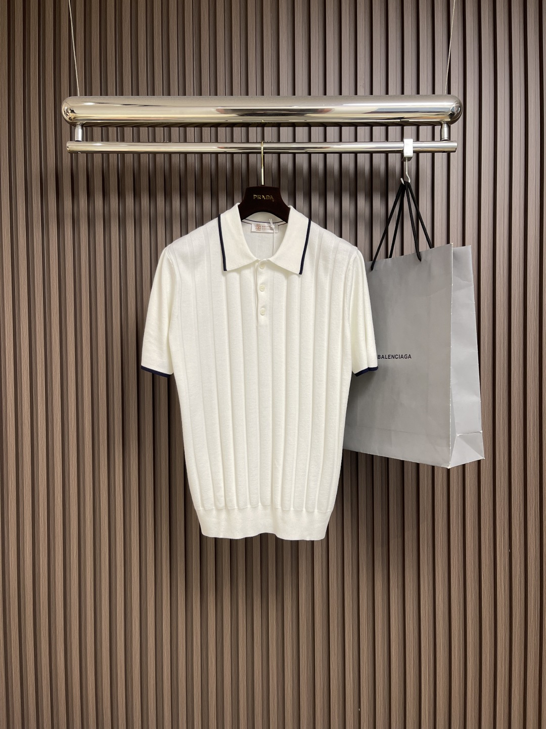 NO:501596,BC 2025ss new knitted striped short-sleeved Polo shirt, made of imported knitted materials, 16-needle dense needle method, clear texture and shiny, showing high-end luxury quality; the comfort of close-fitting is incomparable to ordinary knitted sweaters, softer and more delicate, comfortable and skin-friendly, good elasticity, no restraint, the upper body is crisp and stylish, and it is not easy to wrinkle and deform. Traditional polo collar design, simple and generous, light business style. Size S-XL, T-shirt, alexander wang19860909BC 2025ss新款针织条纹短袖Polo衫,精选进口针织料制成,16针密致针法,纹理清晰,有光泽,尽显高端奢华品质；贴身穿着的舒适度是普通针织衫无法比拟的,更加软糯细腻,舒适亲肤,弹性好,无约束感,上身挺括有型,不易起皱变形.传统polo领设计,简单大方,轻商务风格.尺码S-XL,,T-shirt,alexander wang,Men's clothing