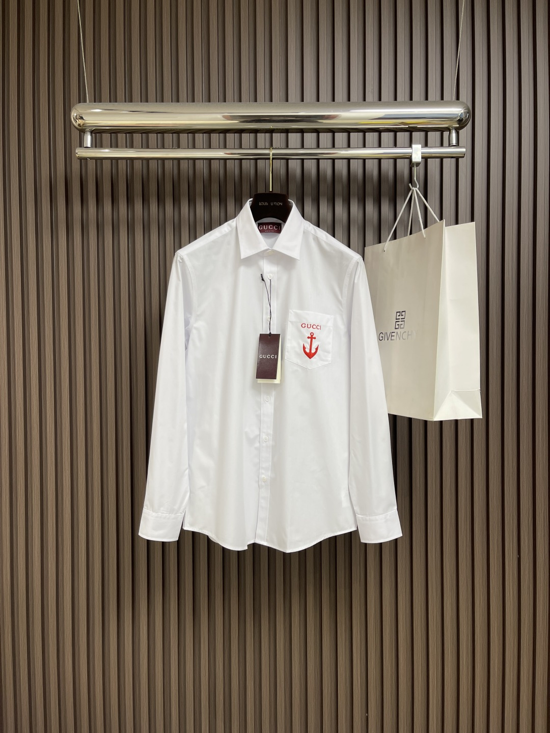 NO:501577,GUCCI 2025ss summer new long-sleeved shirt, made of white cotton poplin, ingeniously embellished Gucci anchor embroidery. High precision, smooth and delicate lines, adopting the rollover and buried line technology, can provide high-quality sewing effect, smooth and neat, neat and tidy, the fabric is sand-washed and has better texture, not easy to deform, not shrink, not easy to fade, maintain long-term beauty. Size S-XXL,,gucci,shirts,alexander wang19860909GUCCI 2025ss夏季新款长袖衬衫,以白色棉府绸打造,匠心缀饰Gucci船锚刺绣.精度高 线条流畅而细腻,采用侧翻埋夹车线工艺 能够提供优质的缝合效果 平顺整洁 工整整洁,面料都经过砂洗手感质感更佳 不易变形 不易缩水 不易褪色 保持长久的美观.尺码S-XXL,,gucci,shirts,alexander wang,Men's clothing