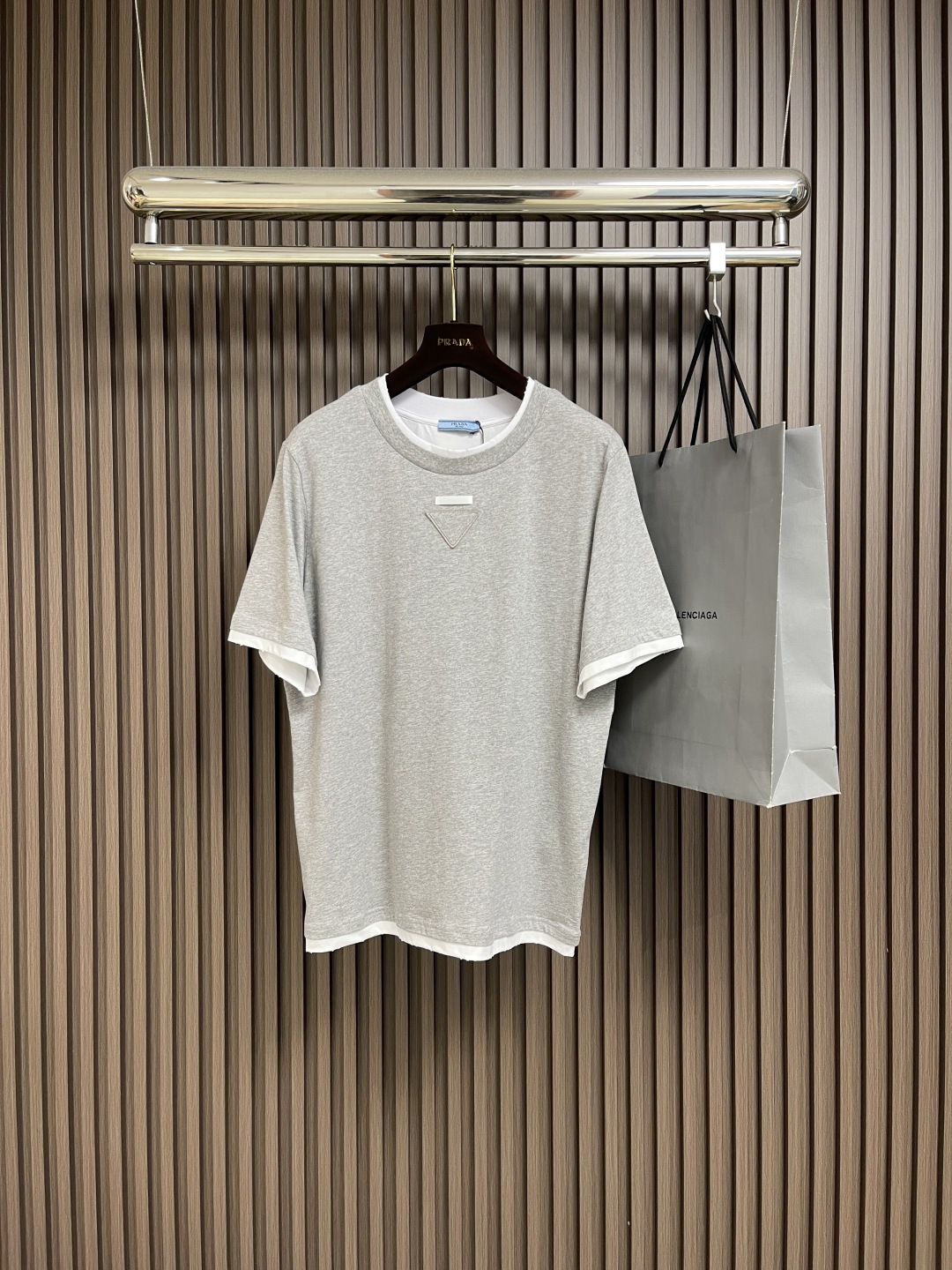 NO:501604,Prada 2025ss new fake two-piece triangle logo round neck short-sleeved T-shirt, giving the wardrobe basic items a new personality through hierarchical design. Jersey clothes are loose in shape and decorated with the same color triangle logo. Sizes S-M-L, prada, T-shirt, tees, t-shirt, alexander wang19860909Prada 2025ss新款假两件三角标识圆领短袖T恤,通过层次设计赋予衣橱基础单品新的个性.平纹针织衣物呈现宽松廓形,并以同色三角形徽标装饰.尺码S-M-L,,prada,T-shirt,tees，t-shirt,alexander wang,Men's clothing