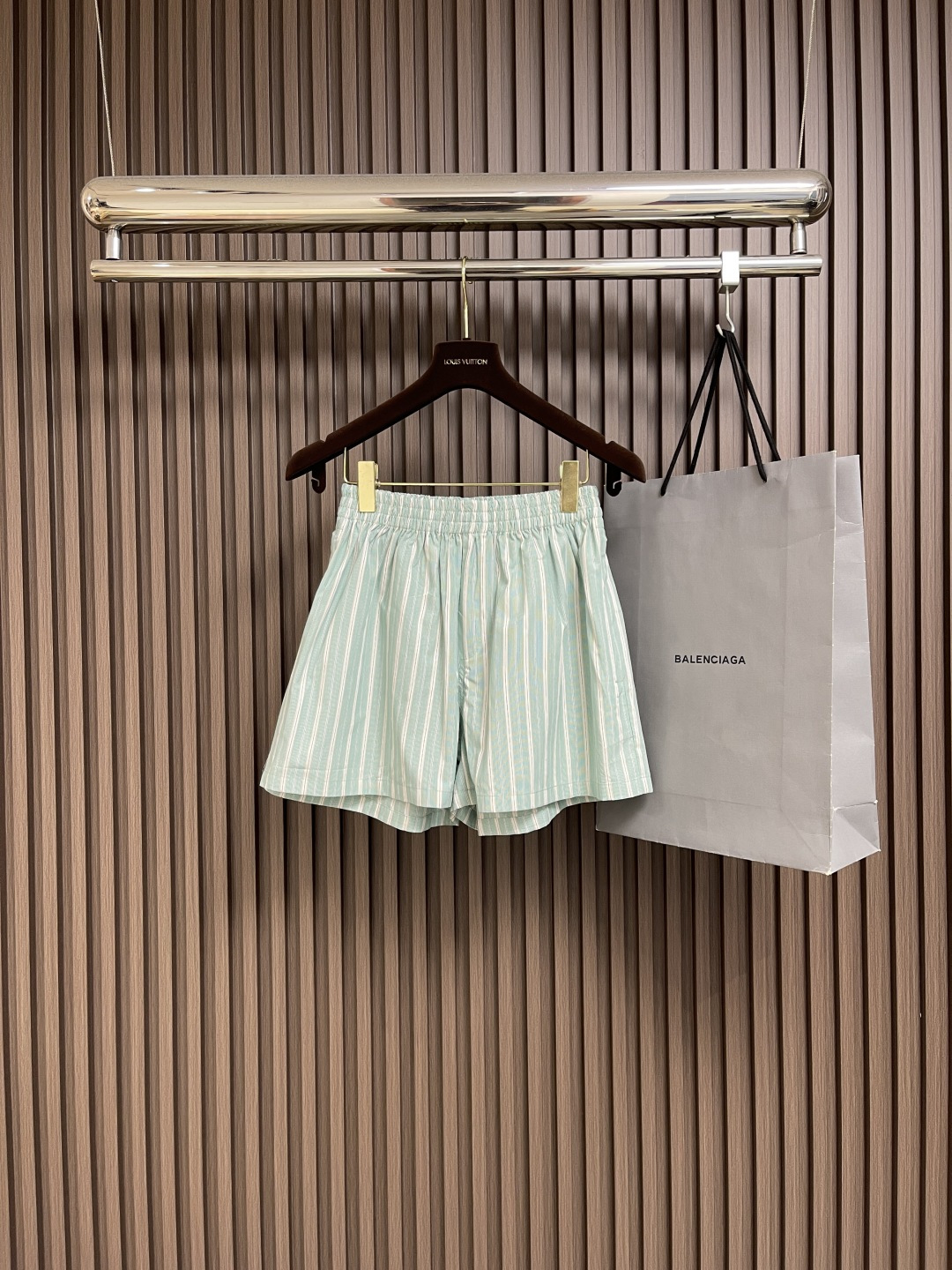 NO:501599,Tops, shorts, balenciaga ss autumn new Pyjama men and women, green and white draped striped copper-ammonia fiber-blend large shirt shorts suit, unveiled in the autumn series Look 40. Size S-XL,,balenciaga, shorts,shirts,alexander wang19860909上衣 短裤 balenciaga ss秋季新款Pyjama男女同款绿色和白色垂坠条纹铜氨纤维混纺大号衬衫短裤套装,亮相于秋季系列Look 40.尺码S-XL,,balenciaga,shorts,shirts,alexander wang,Men's clothing