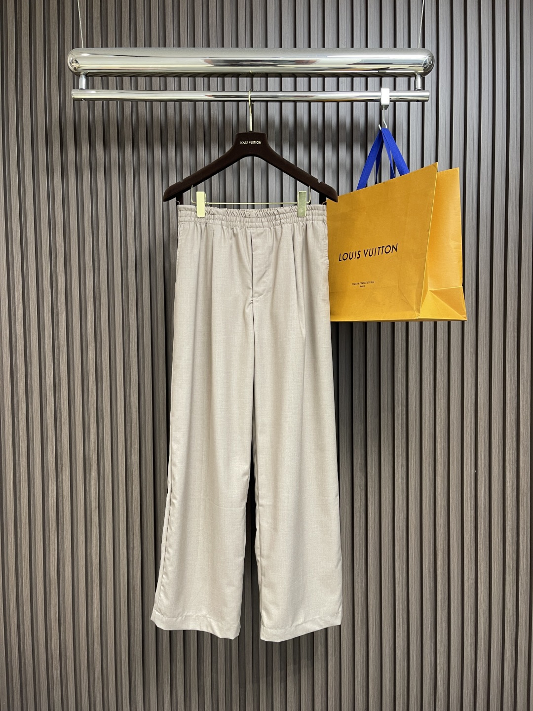 NO:499882,LV 2025ss new drawstring trousers, made of wool, with front pleats to highlight the draped texture, and then imprint the LV floral logo on the back pocket. It can be matched with the same type of aviator jacket or double-breasted suit to easily interpret casual or formal style. Size 44-46-48-50,,louis vuitton, jackets & coats,business suit,alexander wang19860909LV 2025ss新款抽绳长裤,取材绵羊毛,借正面褶裥烘托垂坠质感,再为后袋压印 LV 花卉标识.可搭配同款飞行员夹克或双排扣西装,轻松演绎休闲或正装造型.尺码44-46-48-50,,louis vuitton,jackets & coats,business suit,alexander wang,Men's clothing