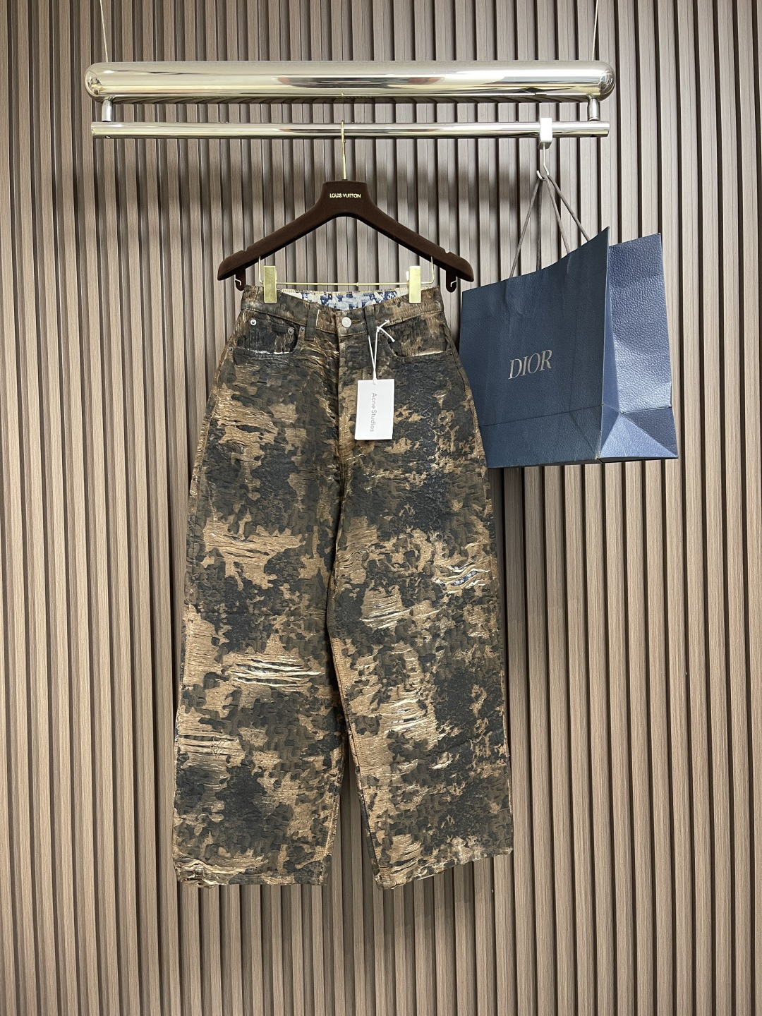 NO:501587,ACNE Studios 1981 retro mineral earth style color tweak effect dyed printing low waist wide-leg jeans, AC home 3D printing series magic pants, customized polished hairless fabric, can produce 3D effect. The difficulty is that eight printing details have been corrected in front, back and forth, six color adjustments, and then laser burning positioning and cutting. This series is quite complicated, with high popularity and good upper body effect. Size 42-44-46-48-50,,acne studios,dior,chanel,jeans,alexander wang19860909ACNE Studios 1981复古矿土风色错视效果染色印花低腰阔腿牛仔裤,AC家3D打印系列的神裤,定制的磨毛无弹面料,才能出得来3D的效果,难点是前前后后修正了八次印花细节,六次调色,再由激光烧花定位裁剪,挺复杂的这个系列,热度很高,上身效果也是十足的好.尺码42-44-46-48-50,,acne studios,dior,chanel,jeans,alexander wang,Men's clothing