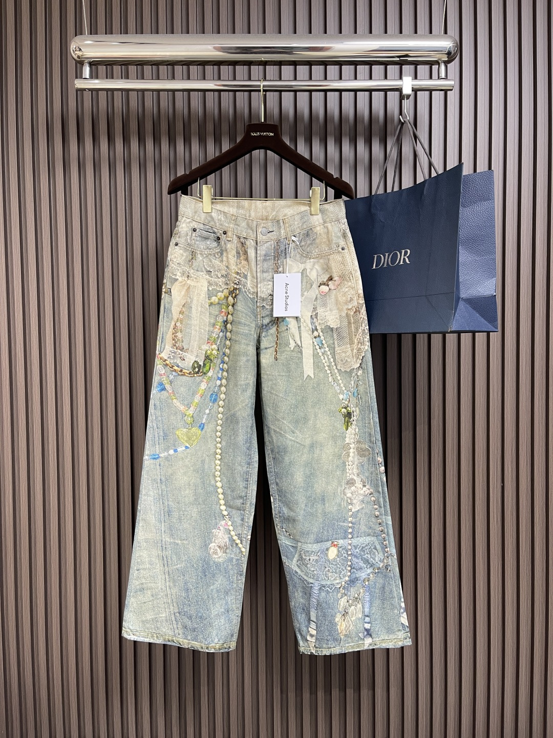 NO:499908,Acne Studios 2025ss 1981M pearl printed jeans, using imported digital direct injection technology, the pearl chain pattern is clearly layered, the hardware and chain luster are restored with millimeter precision, laser positioning and cutting + seamless alignment splicing, ensuring the coherence of pattern in key parts such as hip circumference and pocket, comparable to the delicateness of handmade decals, 1981 mid-waist wide-leg straight-tube style is looser than the series, more neat than traditional Bay, presenting 'multi-angle aesthetic' in dynamics----Land lazy when walking, upright when standing still, customized high-density pearl sail fabric, 21 all-cotton yarns are pre-shrinked and polished, and are soft as a second layer of skin after heavy washing, breathable and sweating all seasons, zero-water washing pollution process, simulate traditional aging effects through digital printing, reduce water resource consumption and chemical pollution, and conform to the sustainable fashion trend. Size XXS-L  29-30-31-32-33 The counter number is too large, acne studios,dior,jeans,alexander wang19860909Acne Studios 2025ss 1981M珍珠印花牛仔裤,采用进口数码直喷技术,珍珠链条图案层次分明,五金、链条光泽均以毫米级精度还原,激光定位切割＋无缝对位拼接,确保臀围、口袋等关键部位图案连贯性,媲美手工贴花的细腻,1981中腰阔腿直筒版型比系列更松弛,比传统Bay更利落,动态中呈现'多角度美学'-﹣行走时慵懒,静立时挺拔,定制高密珠帆面料,21支全棉纱线经预缩磨毛处理,重度洗水后柔软如第二层肌肤,四季透气不闷汗,零水洗污染工艺,通过数码印花模拟传统做旧效果,减少水资源消耗与化学污染,契合可持续时尚趋势.尺码XXS-L 29-30-31-32-33 专柜码数偏大,,acne studios,dior,jeans,alexander wang,Men's clothing