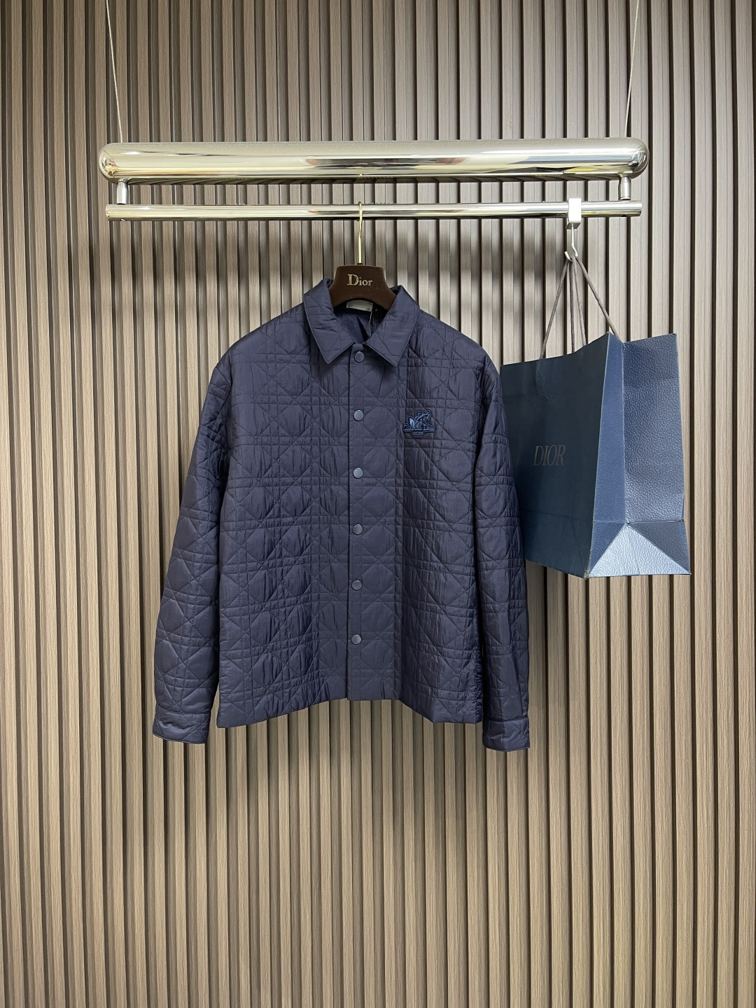 NO:495598,Dior Ss's early autumn new classic diamond quilted jacket, new diamond quilted jacket, showing luxurious texture and fashionable style. The overall use of classic diamond quilted design, unique and exquisite, adding a unique charm to winter outfits. The main color of dark blue is calm and atmospheric, and can be easily controlled whether it is casual or formal. The jacket is made of high-quality polyester fiber fabric, which not only has excellent warmth performance, but also has good wrinkle resistance and durability, making you warm and fashionable in the cold season. The exquisite brand logo embroidery on the chest and the brand logo on the buttons are full of details, demonstrating the brand's unremitting pursuit of quality. The elastic band design at the cuffs not only increases the comfort of the wear, but also effectively prevents wind and warmth. Size 46-52,,dior, jackets & coats,alexander wang19860909Dior ss早秋新款经典菱格绗缝设计外套,新款菱格外套,尽显奢华质感与时尚格调.整体采用经典菱格绗缝设计,独特又不失精致,为冬日穿搭增添了一抹别致韵味.深蓝色的主色调沉稳大气,无论搭配休闲装还是正装,都能轻松驾驭.外套选用高品质聚酯纤维面料,不仅保暖性能出色,还具有良好的抗皱性和耐用性,让你在寒冷的季节里既温暖又时尚.胸前精致的品牌标识刺绣及纽扣上的品牌标志细节满满,彰显品牌对品质的不懈追求.袖口处的松紧带设计,不仅增加了穿着的舒适度,还能有效防风保暖.尺码46-52,,dior,jackets & coats,alexander wang,Men's clothing