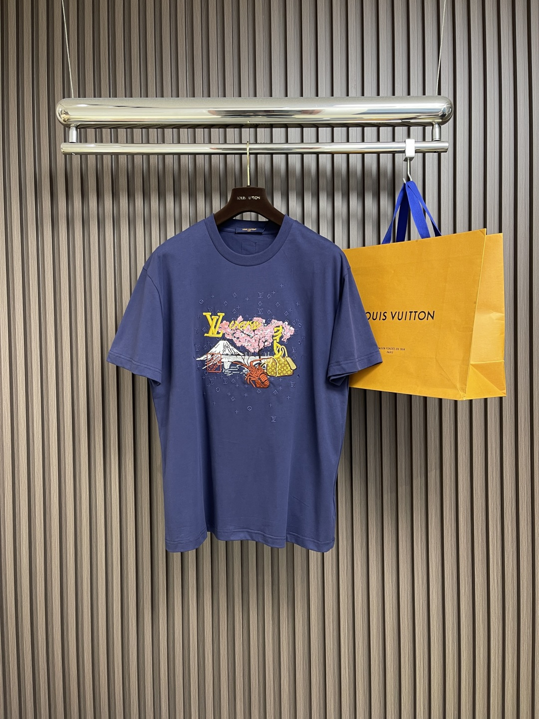 NO:495597,LV SS early autumn new round neck short-sleeved T-shirt, this 280G navy blue T-shirt is decorated with heavy craftsmanship embroidery patterns from Pharrell and Nigo's autumn and winter collaboration series, and handmade patch bags. The bright landscape patterns use a variety of needles to cleverly integrate Nigo's Japanese culture inheritance with the playful brand logo. Monogram embroidery in the same color below the pattern creates a rich texture effect. Size S-XL, louis vuitton, T-shirt, tees, t-shirt, alexander wang19860909LV SS早秋新款圆领短袖T恤,这款280G海军蓝T恤饰有Pharrell和Nigo 秋冬合作系列的重工艺刺绣图案十还有手工贴布包包工艺十鲜艳的风景图案采用多种针法,将Nigo的日本文化传承与俏皮的品牌标志巧妙融合.图案下方同色系Monogram刺绣,营造出丰富的纹理效果.尺码S-XL,,louis vuitton,T-shirt,tees，t-shirt,alexander wang,Men's clothing