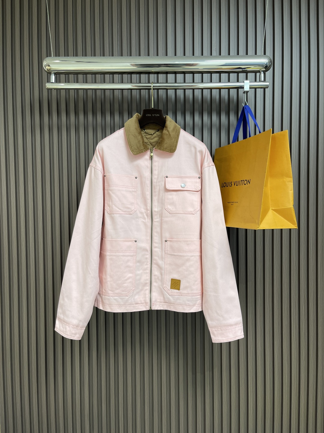 NO:495609,LV SS early autumn new work jacket, this zippered work jacket comes from the fall-winter collaboration between Pharrell and Nigo. It is mainly cherry blossom pink, reminiscent of Nigo's Japanese tradition and is equipped with a light quilted lining to easily cope with the changes in the seasons. The front is decorated with Marque L.Vuitton Deposee leather labels, ribbed corduroy effect leather collars and chic pearl snaps, which are cleverly embellished. Size S-XL,,louis vuitton, jackets & coats, jackets & coats, alexander wang19860909LV SS早秋新款工装夹克外套,这款拉链工装夹克出自Pharrell和Nigo的秋冬合作系列.它以樱花粉色系为主调,令人联想起 Nigo 的日本传统,并配有轻盈的绗缝衬里,可轻松应对四季变化.正面饰有 Marque L.Vuitton Deposee 皮革标签,罗纹灯芯绒效果皮革衣领和别致的珍珠按扣,这些都是巧妙的点缀.尺码S-XL,,louis vuitton,jackets & coats,jackets & coats,alexander wang,Men's clothing