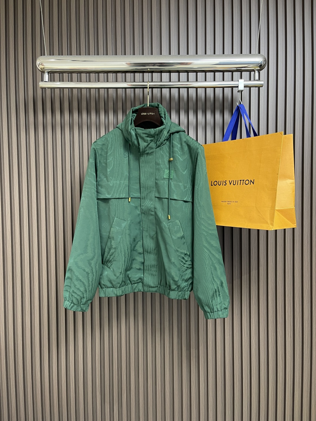 NO:493002,LV FW autumn and winter new hooded long-sleeved windproof jacket, full body jacquard technology shows LV Moire pattern, corrugated effect formed with Monogram elements, Marque L.Vuitton Deposee rubber patch, adjustable hood that can be retracted into the collar, full-frame logo jacquard, elastic cuffs and hem, breathable holes under the arm, hidden zipper front closure, casual and loose fit. Size S-XL,,louis vuitton, jackets & coats,hats,alexander wang19860909LV FW 秋冬新款连帽长袖防风外套,满身提花工艺显示LV Moire图案,与Monogram 元素共同构成的波纹效果,Marque L.Vuitton Deposee 橡胶贴饰,可收入衣领的可调节风帽,全幅标识提花,弹力袖口和下摆,手臂下方配有透气孔眼,隐藏式拉链前襟,休闲宽松版型.尺码S-XL,,louis vuitton,jackets & coats,hats,alexander wang,Men's clothing