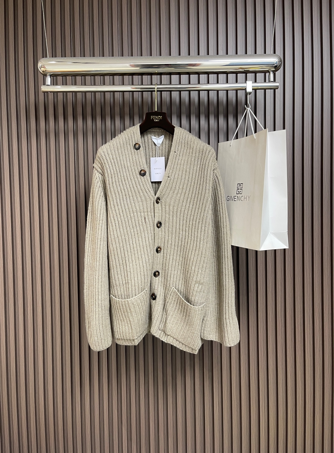 NO:493029,BV ss new solid color V-neck single-breasted loose long-sleeved sweater for men, gray-brown, casual and elegant gentlemanly style, a fusion of high-end fashion and street fashion, the original version uses 100 worsted wool, soft and skin-friendly and can be worn close to the body. The stitching technology presents a crimp knitted texture, pure natural horn buckle, which is time-consuming and strict technical requirements. The outline of letter patterns on one needle and thread ensures the accuracy and beauty of the flower shape, adding a lot of tone to the whole garment!  , All male and female gods must enter, they can be worn all year round. Size S-M-L, bottega veneta, alexander wang19860909BV ss新款纯色V领单排扣宽松长袖针织衫 男款 灰褐色,随性雅痞绅士型格 高级时装与街头时尚的融合,原版采用100精纺羊毛,手感柔软亲肤可贴身穿着,时板针工艺呈现绞花针织肌理,纯天然牛角扣,很耗时并且对技术要求很严格,一针一线的勾勒字母花型,确保花型的精确美观,给整件成衣增添了不少腔调！,各位男神女神必入哈,一年四季可穿.尺码S-M-L,,bottega veneta,alexander wang,Men's clothing