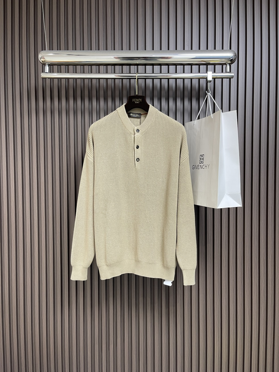 NO:493036,LP Loro Piana Henry Collar Button Long Sleeve Knit Sweater is made of high-quality long-length cotton, and is knitted using 6.2-needle-type Yuanbao Needle craft imported from Germany to ensure the clear texture and tight texture. The fabric has been processed through professional color-setting and dyeing process to perfectly restore the original khaki tone. The whole sweater is exquisite in style, and the comfort and softness of the wear meet the original standards. Natural yellow horn buttons are selected in the details, and they are finely polished to show the quality. The back-up process adopts advanced nanowashing technology, which is not only environmentally friendly and pollution-free, but also has excellent antibacterial properties. From the selection of fabric to the production process, each link is strictly controlled to ensure that the quality of the ready-made garment is highly consistent with the original, and brings you a comfortable and natural wearing experience. Size S-M-L,,loro pigana,loro pigana,sweaters,alexander wang19860909LP Loro Piana亨利领纽扣长袖针织衫毛衣,选用优质长绒棉精制而成,采用德国进口6.2针型元宝针工艺编织,确保织物纹理清晰、质地紧密.面料经过专业对色定染工艺处理,完美还原原版卡其色调.整件毛衣版型考究,穿着舒适度与柔软度均达到原版标准.细节处选用天然黄牛角纽扣,经手工精细打磨成型,彰显品质感.后整工艺采用先进的纳米洗水技术,不仅环保无污染,还具有优异的抗菌性能.从面料选择到制作工艺,每个环节都严格把控,确保成衣品质与原版保持高度一致,为您带来舒适自然的穿着体验.尺码S-M-L,,loro piana,loro piana,sweaters,alexander wang,Men's clothing