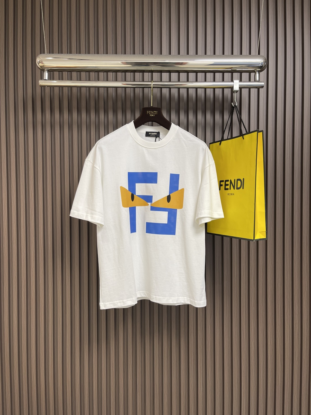 NO:495616,Fendi logo logo printed round neck short-sleeved T-shirt!  Custom-made fabrics are provided with smooth touch, but they are crisp and stylish, with a full texture on the upper body!  The overall style is simple and generous without losing style, with a strong sense of upper body, absolutely at the forefront of fashion, very comfortable to wear, no need to say much about the trouser style and cutting, the upper body is exquisite and vivid, and it is truly a palace-level, capable of all occasions whether it is sports or leisure. Size M-XXL, fendi, T-shirt, tees, t-shirt, alexander wang19860909Fendi logo标识印花圆领短袖T恤！客供定制面料,触感顺滑,却又挺括有型,上身质感十足！ 整体简洁大方而不失格调,上身感极强,绝对走在时尚最前端,穿着非常舒适,裤型款式和裁剪亦无需多言,上身精致跃然,真正殿堂级的,无论是运动还是休闲时候都能胜任各种场合.尺码M-XXL,,fendi,T-shirt,tees，t-shirt,alexander wang,Men's clothing
