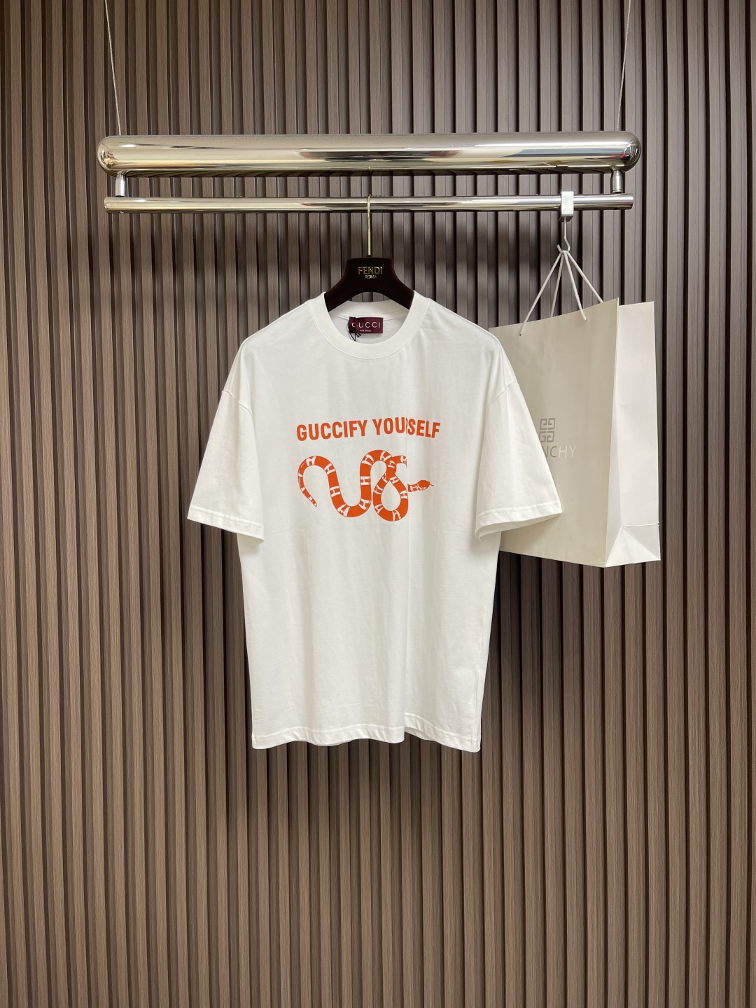 NO:505768,gucci 2025SS summer new double g snake printed short-sleeved T-shirt, using 15s fine cotton plain fabric, 230g; matched with 32s double yarn thread, 300g. Silicone oil high-density elastic glue printing is a special printing process with good elasticity and adhesion. The scratch resistance of high-density elastic glue is 5 times that of ordinary glue, which can ensure that the printing pattern is not easily scratched during wear and use. The overall wiring is straight and delicate, the fabric is comfortable and soft, the color is consistent and there is no color difference. It can be matched with the same style to create a fashionable look, control various occasions, customize auxiliary materials, complete three standards, the same style for men and women!  Size M-XXL, gucci, T-shirt,tees, t-shirt,alexander wang19860909gucci 2025SS夏季新款双g蛇印花短袖T恤,采用15s精棉平纹面料,230g；搭配32s双纱螺纹,300g.硅油高密度弹力胶浆印花是一种特殊的印花工艺,具有良好的弹性和附着力,高密度弹力胶浆的抗刮性能是普通胶浆的5倍,能够确保印花图案在穿着和使用过程中不易被刮损.整体走线平直细腻 面料舒适柔软 颜色一致无色差 能与同款搭配营造时尚造型,驾驭各种场合,定制辅料,三标齐全,男女同款！尺码M-XXL,,gucci,T-shirt,tees，t-shirt,alexander wang,Men's clothing