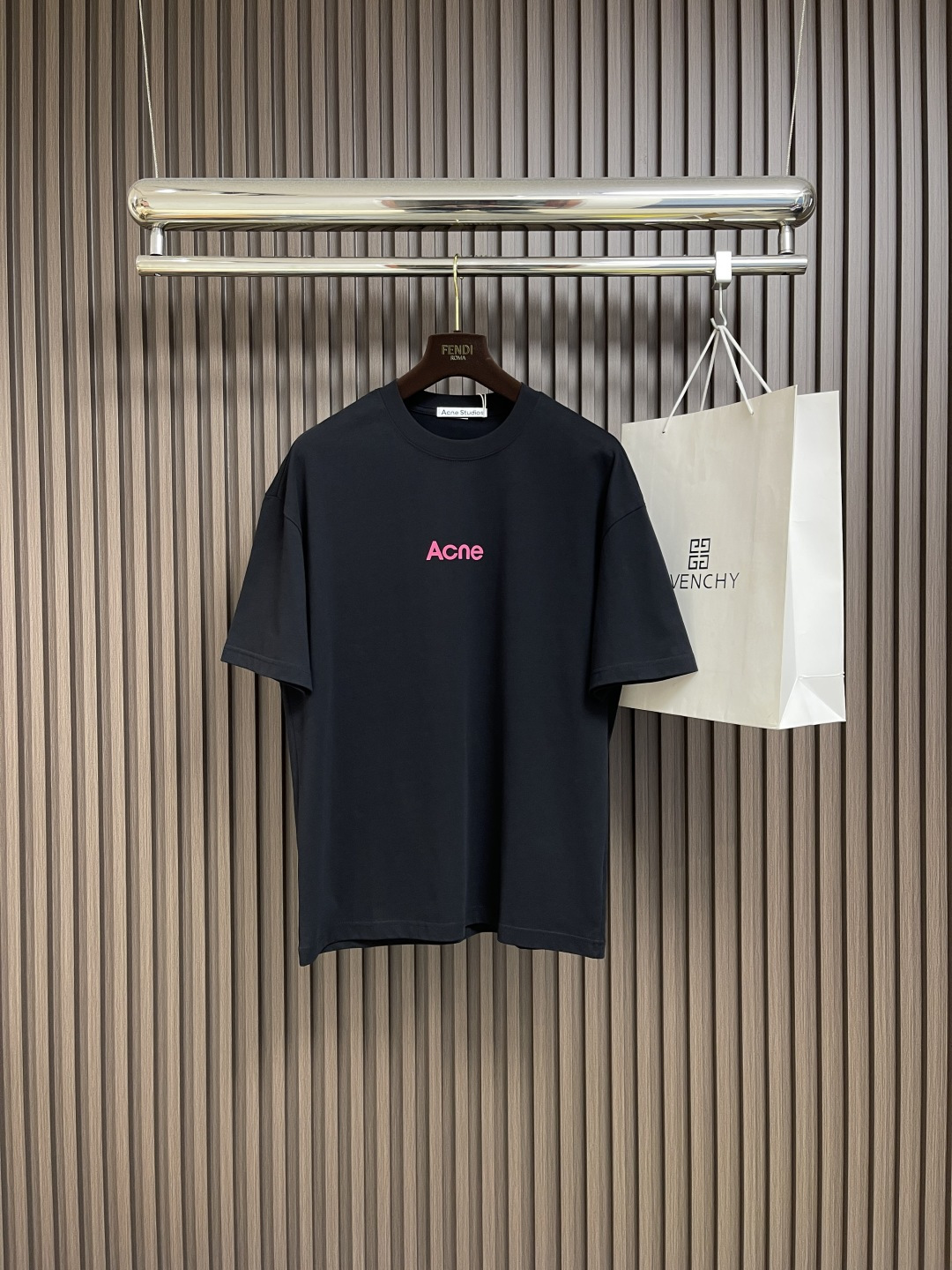 NO:495624,Acne Studios ss Spring and Summer new short-sleeved T-shirt has a bright and bright overall color, smooth and soft feel, with a strong drape, natural and soft texture, super comfortable in the body, and a strong drape!  The fabric has a delicate texture, soft and skin-friendly texture, a light and cool touch, bright color, high color fastness, good breathability and drape. Size M-XXL,,acne studios,dior,T-shirt,tees,t-shirt,alexander wang19860909Acne Studios ss春夏新款短袖T恤 整体上色泽较鲜明和光亮,手感顺滑揉软,悬垂感特强,质地自然柔软、贴身超级舒服,悬垂感特强！面料质地细腻、柔软、亲肤,触感轻薄凉爽,色泽艳丽色牢度高,透气性及悬垂性好.尺码M-XXL,,acne studios,dior,T-shirt,tees，t-shirt,alexander wang,Men's clothing