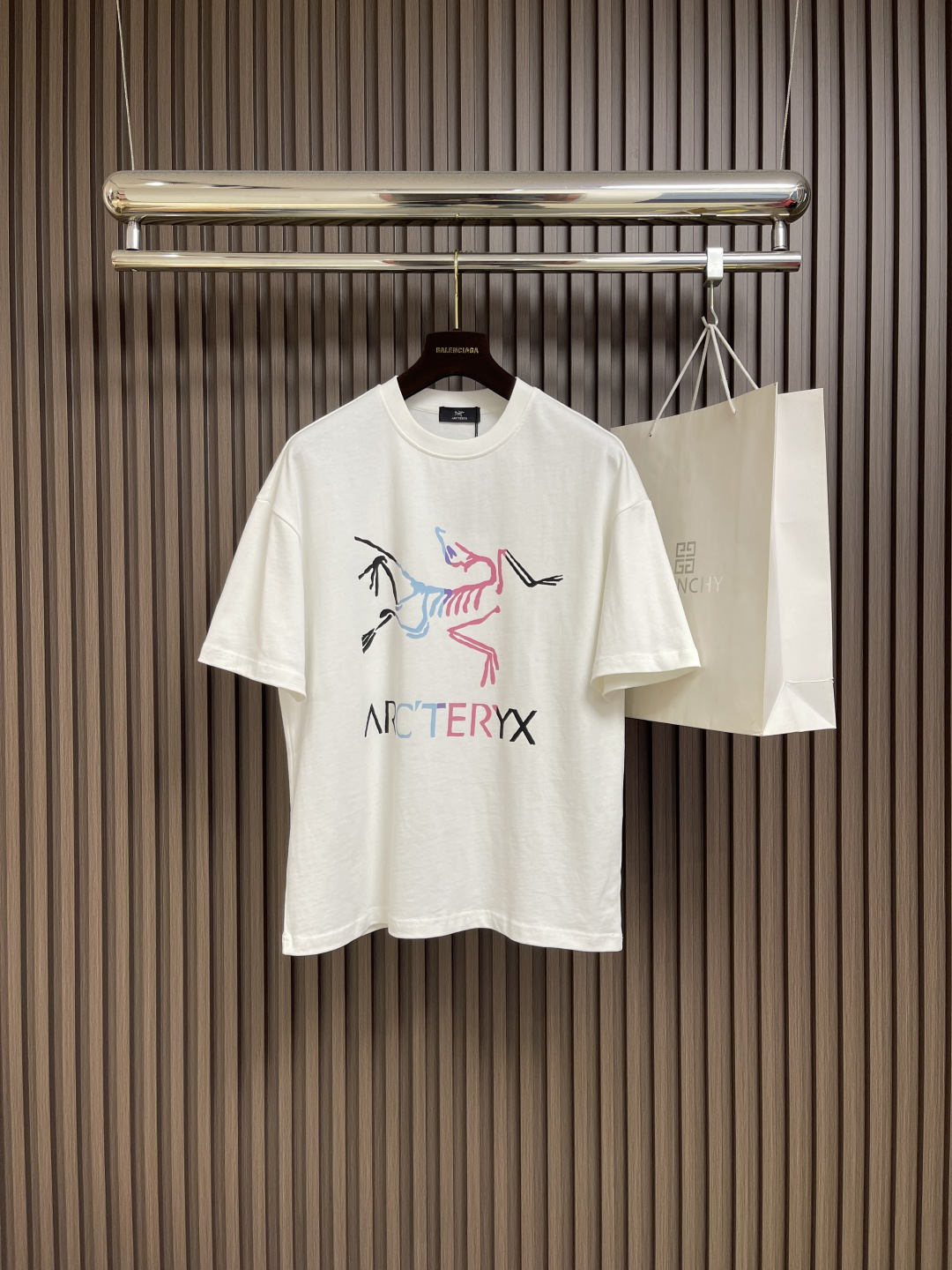 NO:495637,Arcteryx Archaeoptera SS chest printed short-sleeved T-shirt is made of 60 double strands, 270g cotton fabric. The upper body is breathable, never pilled, soft and comfortable, the full-cloth flat car is lined and three-dimensional tailored. The neckline and the hem are double narrow needle flat car. Customized side markings, complete auxiliary materials, full texture, sizes M-XXL, arc'teryx, T-shirt, tees, t-shirt, alexander wang19860909Arcteryx始祖鸟 SS 胸前印花短袖T恤 采用60支双股,270g全棉面料.上身透气,绝不起球,手感柔软舒适,全衣平车走线立体剪裁.领口,下摆双窄针平车.定制侧标,辅料齐全,质感十足,尺码M-XXL,arc'teryx,T-shirt,tees，t-shirt,alexander wang,Men's clothing