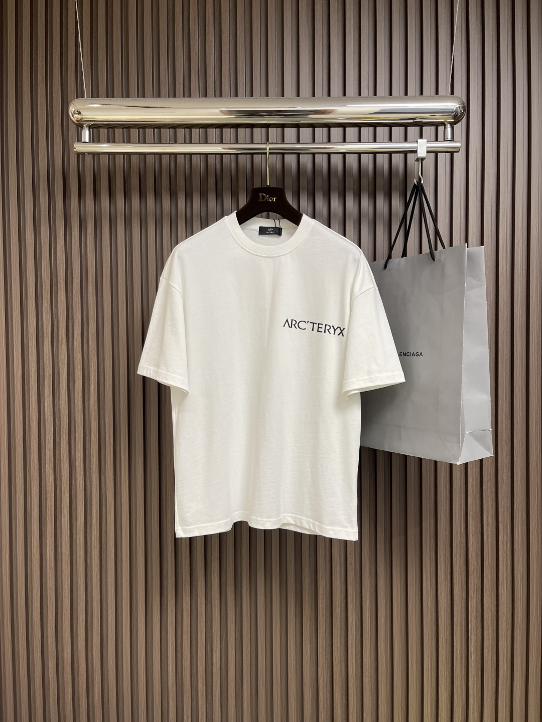 NO:495613,Arcteryx Archaeoptera SS chest printed short-sleeved T-shirt is made of 60 double strands, 270g cotton fabric. The upper body is breathable, never pilled, soft and comfortable, the full-cloth flat car is lined and three-dimensional tailored. The neckline and the hem are double narrow needle flat car. Customized side markings, complete auxiliary materials, full texture, sizes M-XXL, arc'teryx, T-shirt, tees, t-shirt, alexander wang19860909Arcteryx始祖鸟 SS 胸前印花短袖T恤 采用60支双股,270g全棉面料.上身透气,绝不起球,手感柔软舒适,全衣平车走线立体剪裁.领口,下摆双窄针平车.定制侧标,辅料齐全,质感十足,尺码M-XXL,arc'teryx,T-shirt,tees，t-shirt,alexander wang,Men's clothing