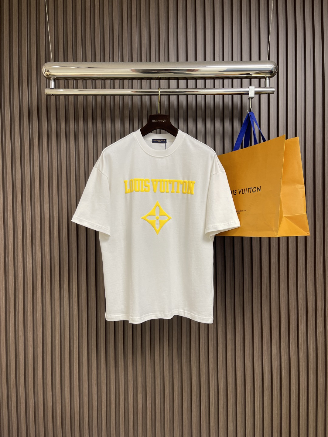 NO:495665,LV printed short-sleeved T-shirt adopts digital technology. Inkjet printing can achieve complex patterns and rich colors, evenly spray ink onto the surface of the fabric to form high-precision printing patterns. Drying and vaporization can promote the full combination of ink and fabric fibers, improve the firmness and brightness of color, and high-precision printing ensures the clarity and detail performance of the printing patterns. Sizes M-XXL,,louis vuitton, T-shirt,tees, t-shirt,alexander wang19860909LV 印花短袖T恤,采用了数码技术,喷墨印花可以实现复杂的图案和丰富的色彩,将墨水均匀喷射到织物表面,形成高精度的印花图案.烘干和蒸化可以促使墨水与织物纤维充分结合,提高色彩的牢固度和鲜艳度,高精度打印确保印花图案的清晰度和细节表现.尺码M-XXL,,louis vuitton,T-shirt,tees，t-shirt,alexander wang,Men's clothing