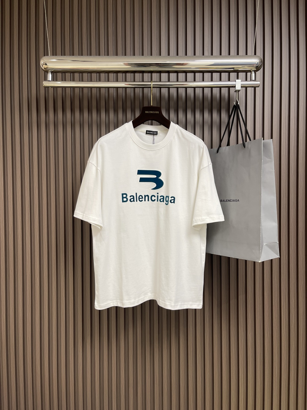 NO:505752,Balenciaga printed logo round neck short-sleeved T-shirt, fixed weaving and dyeing 100% pure cotton double-strand fabric, laundry washing water, front high-definition scanning pattern perfectly restored laser positioning machine printing, neckline ribbed fabric fixed weaving and dyeing, overall line straight and delicate, fabric comfortable and soft, consistent color without color difference, customized auxiliary materials. Size M-XXL,,balenciaga, T-shirt,tees, t-shirt,alexander wang19860909Balenciaga 印花logo圆领短袖T恤,定织定染百分百纯棉双股面料 成衣洗水 前幅高清扫描图案完美还原激光定位机印 领口罗纹面料定织定染色 整体走线平直细腻 面料舒适柔软 颜色一致无色差,定制辅料.尺码M-XXL,,balenciaga,T-shirt,tees，t-shirt,alexander wang,Men's clothing