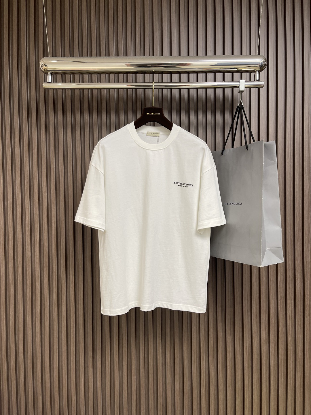 NO:495607,BV SS spring and summer short-sleeved T-shirt new style, three-dimensional logo logo offset printing technology, fabric fixed weaving and dyeing, using 240 grams double-strand double-yarn cotton fabric, washed and felt more comfortable. Size M-XXL, bottega veneta, T-shirt,tees, t-shirt, alexander wang19860909BV SS春夏短袖T恤新款,立体logo标识胶印印花工艺,面料定织定染,采用240克双股双纱全棉面料,经过洗水处理,手感更加舒适.尺码M-XXL,,bottega veneta,T-shirt,tees，t-shirt,alexander wang,Men's clothing