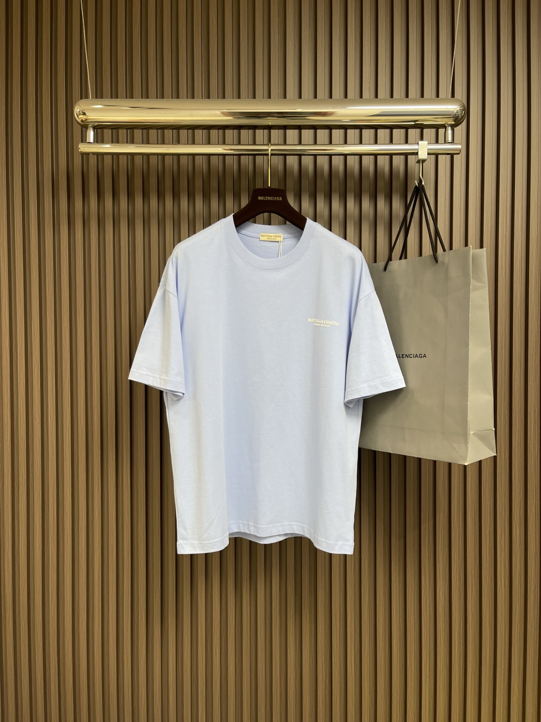 NO:499948,BV 2025SS spring and summer short-sleeved T-shirt new style, three-dimensional logo logo offset printing process, fabric fixed weaving and dyeing, using 240 grams double-strand double-yarn cotton fabric, washed and felt more comfortable. Size M-XXL, bottega veneta, T-shirt,tees, t-shirt, alexander wang19860909BV 2025SS春夏短袖T恤新款,立体logo标识胶印印花工艺,面料定织定染,采用240克双股双纱全棉面料,经过洗水处理,手感更加舒适.尺码M-XXL,,bottega veneta,T-shirt,tees，t-shirt,alexander wang,Men's clothing