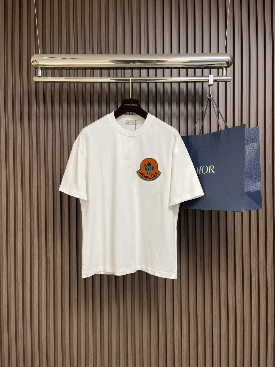 NO:505794,MONCLER logo patch short-sleeved T-shirt, the fabric is made of Xinjiang long velvet cotton 32 double-strand fabric 240 grams of double yarn, and is embroidered with Bailingda embroidery machine. The overall thread is straight and delicate, the fabric is comfortable and soft, and the color is consistent and no color difference. It can be matched with the same style to create a fashionable look, control various occasions, customize auxiliary materials, complete three standards, the same style for men and women!  Size M-XXL, T-shirt,tees,t-shirt,alexander wang19860909MONCLER 标志贴布仔章短袖T恤,面料采用新疆长绒棉32支双股面料240克双纱 采用百灵达刺绣机作业章仔绣花.整体走线平直细腻,面料舒适柔软,颜色一致无色差 能与同款搭配营造时尚造型,驾驭各种场合,定制辅料,三标齐全,男女同款！尺码M-XXL,,T-shirt,tees，t-shirt,alexander wang,Men's clothing