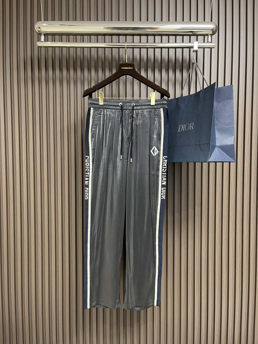 NO:487865,Dior gray Tiansi blend casual pants, this Tiansi gray pants are a perfect combination of fashion and comfort. It is made of 70 Tiansi fabric and customized special materials. The texture is delicate and silky and soft, giving the skin an ultimate comfort experience. The unique gray tone is low-key and high-end, and it is easy to adapt to various styles of tops. The drawstring design at the waist of the pants is not only practical and convenient, but also can freely adjust the tightness according to your own needs, but also adds a bit of casual and casual atmosphere to the pants. The embellishment of the metal decorative buckle is the finishing touch of the details, enhancing the overall texture and style. The loose style design allows the wearer to be free of restraint in action and show his freedom. Size XS-L, dior, alexander wang19860909Dior 灰色天丝混纺休闲裤,这款天丝灰裤,堪称时尚与舒适的完美融合.采用70天丝面料搭配定制特殊材质,质感细腻丝滑,触感轻柔,给肌肤带来极致的舒适体验.独特的灰色调,低调中透着高级感,轻松适配各种风格的上衣.裤腰处的抽绳设计,不仅实用方便,能根据自身需求自由调节松紧度,还为裤子增添了几分随性与休闲的气息.金属装饰扣的点缀,更是细节处的点睛之笔,提升了整体的质感与格调.宽松的版型设计,让穿着者在行动间毫无束缚,尽显随性自在.尺码XS-L,,dior,alexander wang,Men's clothing