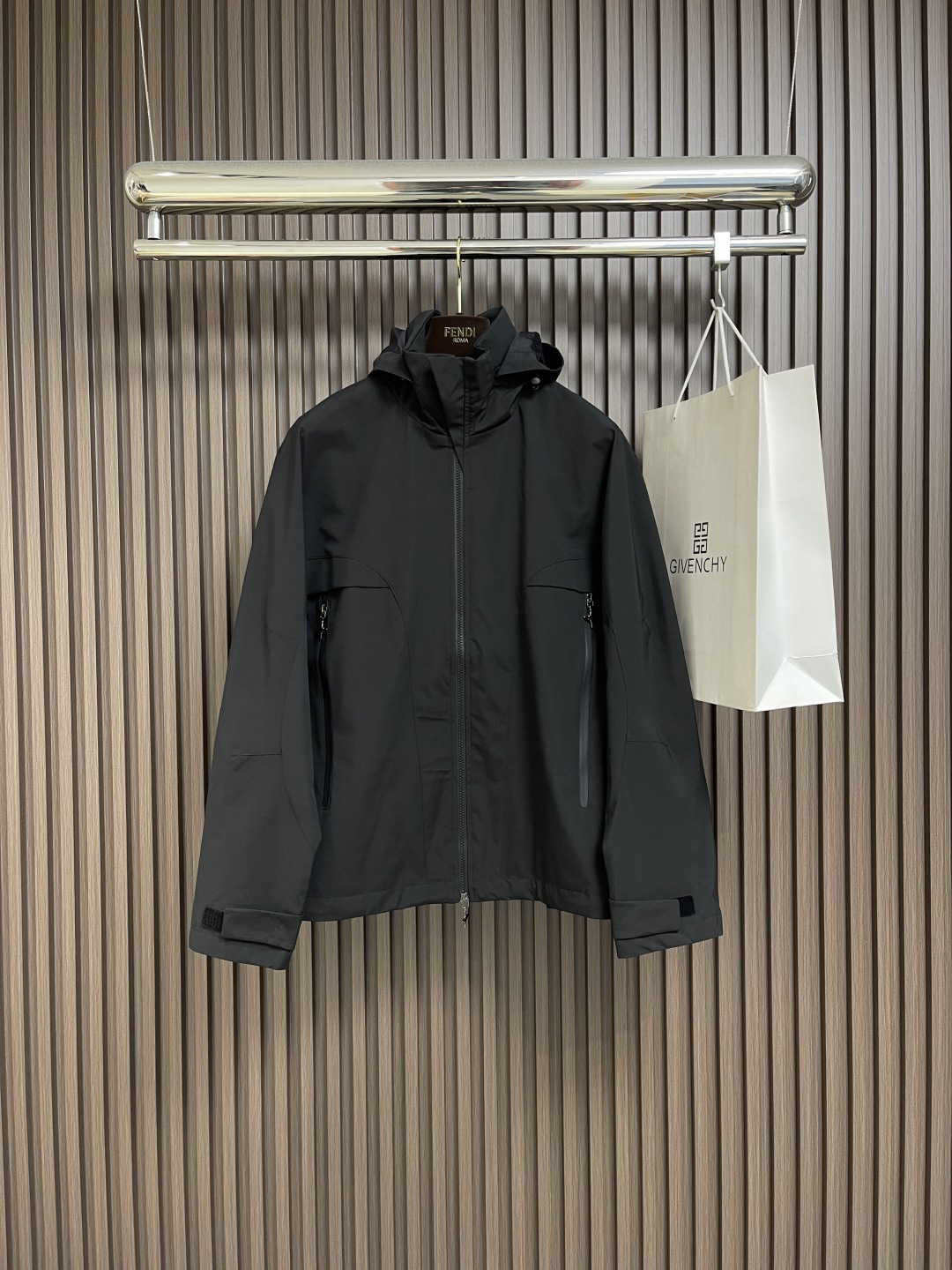 NO:493043,Dior X LH Hamil co-branded model ss autumn and winter new letter logo print pattern double inner zipper hooded jacket jacket, windbreaker jacket.  The details show that the craftsmanship is high-end. The structural tailoring design changes are to show the diverse image changes of men, slim and neat, and the tailoring is integrated to meet the popular multi-layered outfits and versatile styles in life!  Size 46-52, Dior, Jackets & coats, Hats, Alexander wang19860909Dior X LH汉密尔联名款 ss秋冬新款字母logo印花图案双内拉链连帽冲锋衣外套,风衣外套．处处细节显工艺足够的高级 结构性剪裁的设计改变来展现男士多样的形象变化,修身利落、剪裁合体,满足时下正流行的多层次穿搭,生活百搭款式！尺码46-52,,dior,jackets & coats,hats,alexander wang,Men's clothing