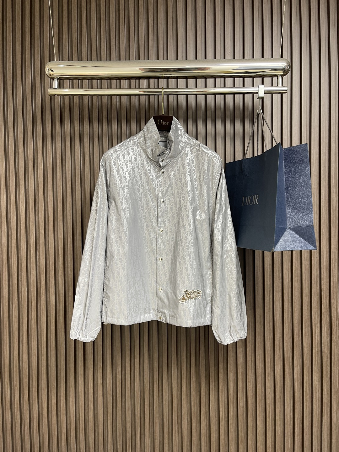 NO:495604,Dior ss new gray jacket jacket, from the exclusive AND LEWIS HLTON limited series. It is carefully crafted with reflective nylon, and the whole body is decorated with Oblique prints, displaying the logo of the co-branded series, embellishing with reinterpreted logos, highlighting the graphic style. The sleeves are decorated with contrasting trim, paired with metal snaps, drawstring bottom edges and cuffs, which make it more exquisite. It can be matched or worn to create a delicate and stylish look. Size 46-52,,dior, jackets & coats, jackets & coats, alexander wang19860909Dior ss新款灰色夹克外套,来自尊享 AND LEWIS HLTON 限定系列.采用反光锦纶精心制作,通体饰以Oblique印花,展示联名系列的标志,点缀以重新诠释的 标志,彰显图形风格.衣袖饰以对比鲜明的饰边,搭配金属按扣、抽绳底边和袖口,更显精致.可搭配、或穿着,打造精致时尚的造型.尺码46-52,,dior,jackets & coats,jackets & coats,alexander wang,Men's clothing