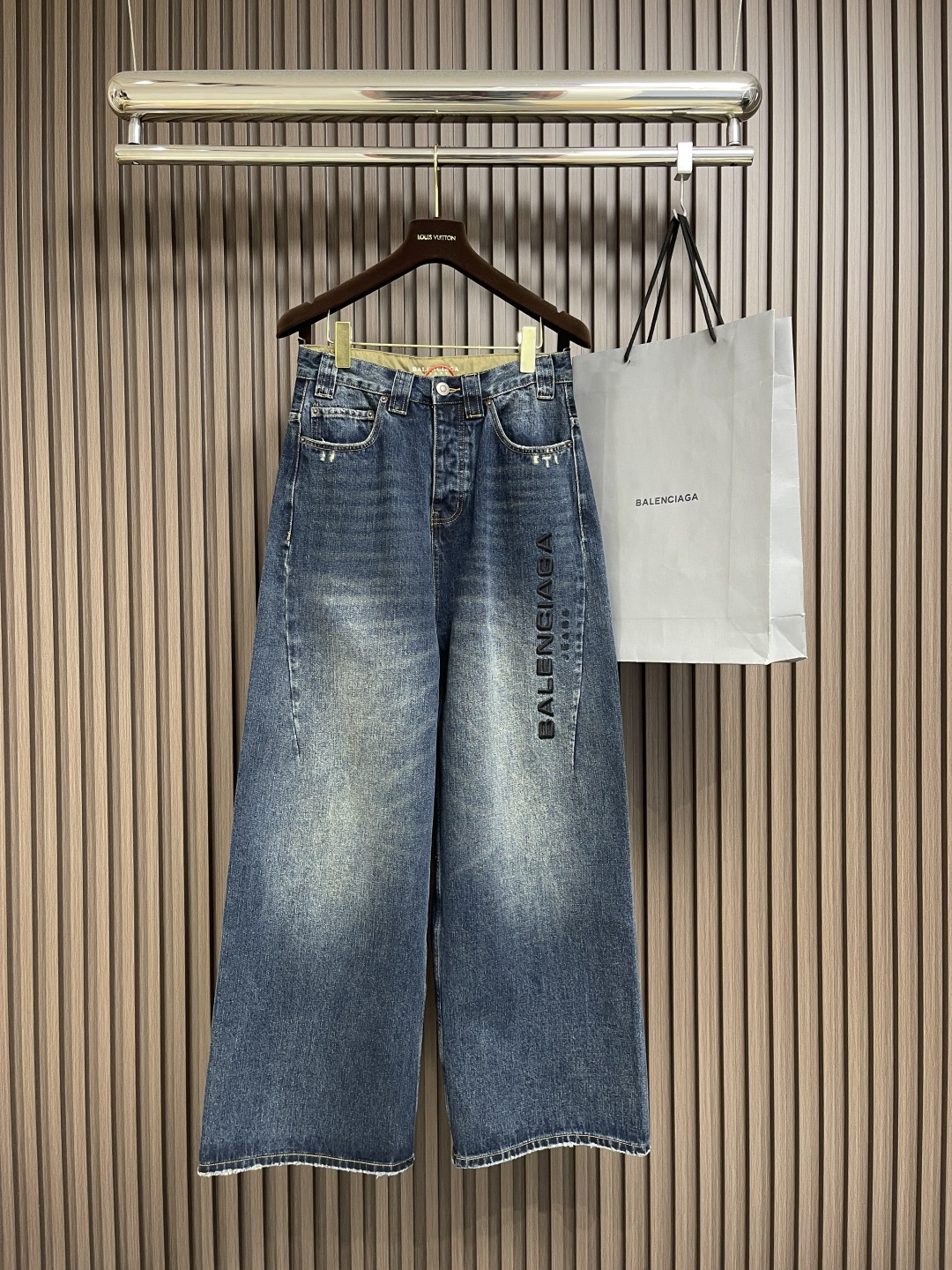 NO:493005,Balenciaga jeans embroidered jeans, customized fine vertical bamboo pattern dark horizontal bamboo rhyme cotton denim, delicate texture, comfortable skin, dark bamboo pattern cruising in the dark blue base, the left leg is decorated with Balenciaga jeans embroidery, complementing the Paris kraft paper at the rear belt to increase brand recognition Black silk thread meanders on the dark blue background, instantly ignites the visual focus, smooth and tense lines, with a retro and modern dual temperament outlines the infinite possibilities of fashion, and customization is preferred Original denim material, so as to fry snowballs, fried salt, specially made corresponding dissolves Add a certain amount of dye Soak the denim material and absorbs the solvent, then rub it and dry it to make it further fade and oxidize, using the sand stir-frying hand rub technology by processing on the sand stir-frying machine  The surface of denim material is naturally faded and worn. Then, it is purely manual to use special tools to physically damage the surface to maintain the original texture and details, and increases its uniqueness. The combination of wiping and whisker technology and gun painting technology is given priority to hand rubbing in specific areas to achieve natural wrinkles. Then use specific tools to draw the texture of the whisker shape. The visual effect is full, and the ripped edge hanging technology is used to rub the edges on the edges through physical wear to achieve natural ripple effect. The combination of high-temperature steam and matte paper removes fiber feathers and color difference, so that the unique ripping and wear effect is presented. Size XS-L,,balenciaga,jeans,cowhide,alexander wang19860909Balenciaga jeans刺绣牛仔裤,定制细竖竹纹暗横竹韵棉质牛仔布 质地细腻 舒适贴肤 深蓝基底中游弋着若隐若现的暗竹纹路 左腿饰以Balenciaga jeans刺绣 与后部腰带处巴黎牛皮纸相得益彰增添品牌辨识度 黑色的丝线在深蓝的背景上蜿蜒游走 瞬间点燃视觉焦点 线条流畅且富有张力 自带一种复古而摩登的双重气质 勾勒出时尚的无限可能,优先定制 原版牛仔料 从而进行炒雪球 炒盐 特制对应的溶 加入一定量的染色剂 将牛仔料浸泡其中吸收溶剂 再进行搓洗后晾干 使其进一步褪色和氧化,采用炒沙手擦技术 通过在炒沙机上进行处理 使牛仔料表面产生自然的褪色和磨损 再纯手工使用特制工具对表面进行物理损伤保持原始质感和细节而又增加了其独特性,擦压皱猫须技术和枪画猫须技术结合 优先在特定区域进行手工擦制 以达到自然的皱纹效果 再用特定的工具绘制出猫须形状的纹理 视觉效果拉满,破洞处采用烂边吊烂技术 通过物理磨损在边缘部分进行摩擦来实现自然烂边效果 通过高温蒸汽和磨砂纸的结合 去除纤维毛羽和色差 使呈现出独特的破洞和磨损效果.尺码XS-L,,balenciaga,jeans,cowhide,alexander wang,Men's clothing