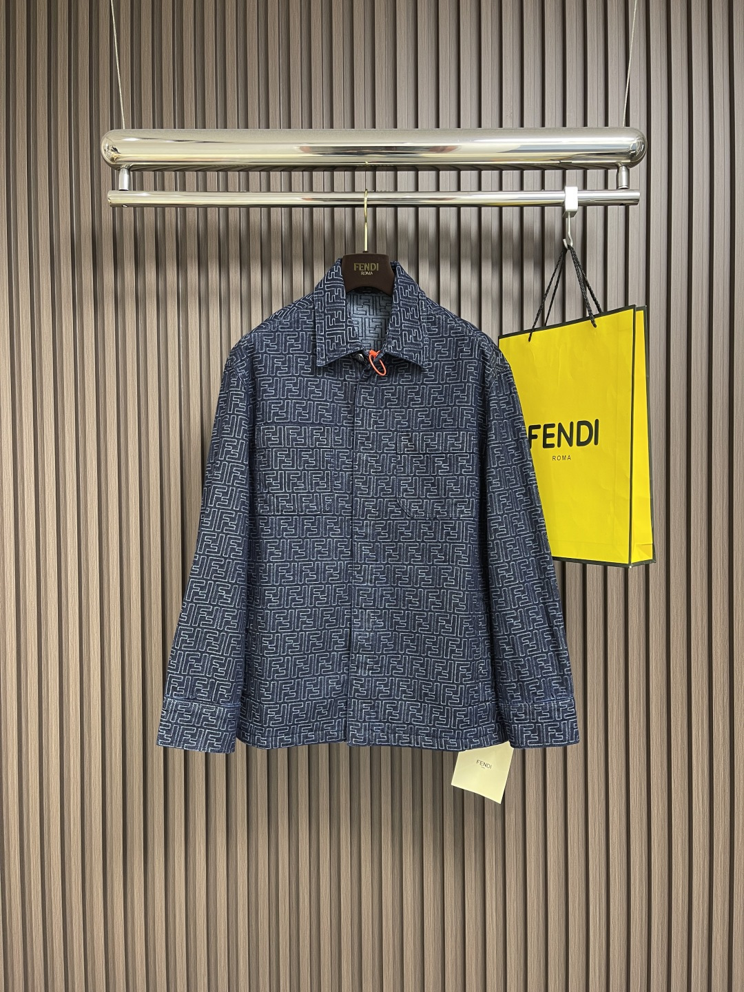 NO:492997,Fendi FF jacquard denim jacket, custom-made wash dark blue FF jacquard denim fabric, with washing dark blue as the tone, decorated with the soul mark of Fendi brand FF on the jacket in a full form, an impactful visual feast, smooth lines and rhythm, a perfect fusion of luxury and personality. Custom Fendi  FF jacquard fabrics form FF flower tables through changes in warp and weft structure. After the jacquard loom is weaved, the jacquard grey fabric is dyed and sorted. The details are shown in the true form. CNC laser sintered, and the movement path of the laser beam is accurately controlled by the laser generator to achieve accurate cutting of the cut sheet shape. Manual secondary positioning, precise positioning and vehicle making according to the original, to achieve full-body grid alignment and double F letters, requires workers to have superb skills and patience, and the workmanship is cumbersome and complicated. Size 46-52, fendi, jackets & coats, alexander wang19860909Fendi FF提花牛仔夹克,定制水洗深蓝FF提花牛仔面料,以水洗深蓝色为基调,饰用Fendi品牌的灵魂印记FF以满印的形式铺陈于夹克之上,极具冲击力的视觉盛宴,线条流畅而富有韵律,奢华与个性的完美融合.定制Fendi FF提花面料,通过经纬组织变化形成FF花案,提花织机织好提花坯布后再进行染色整理,细节之处见真章.采用数控激光烧花裁片,基于激光的高能量特性,通过激光发生器精确控制激光束的移动路径,实现精确的裁片形状切割.人工二次定位,按照原版进行精确的定位和车制,做到全身对格对位双F字母,需要工人具备高超的技艺和耐心,做工繁琐复杂耗时长.尺码46-52,,fendi,jackets & coats,alexander wang,Men's clothing