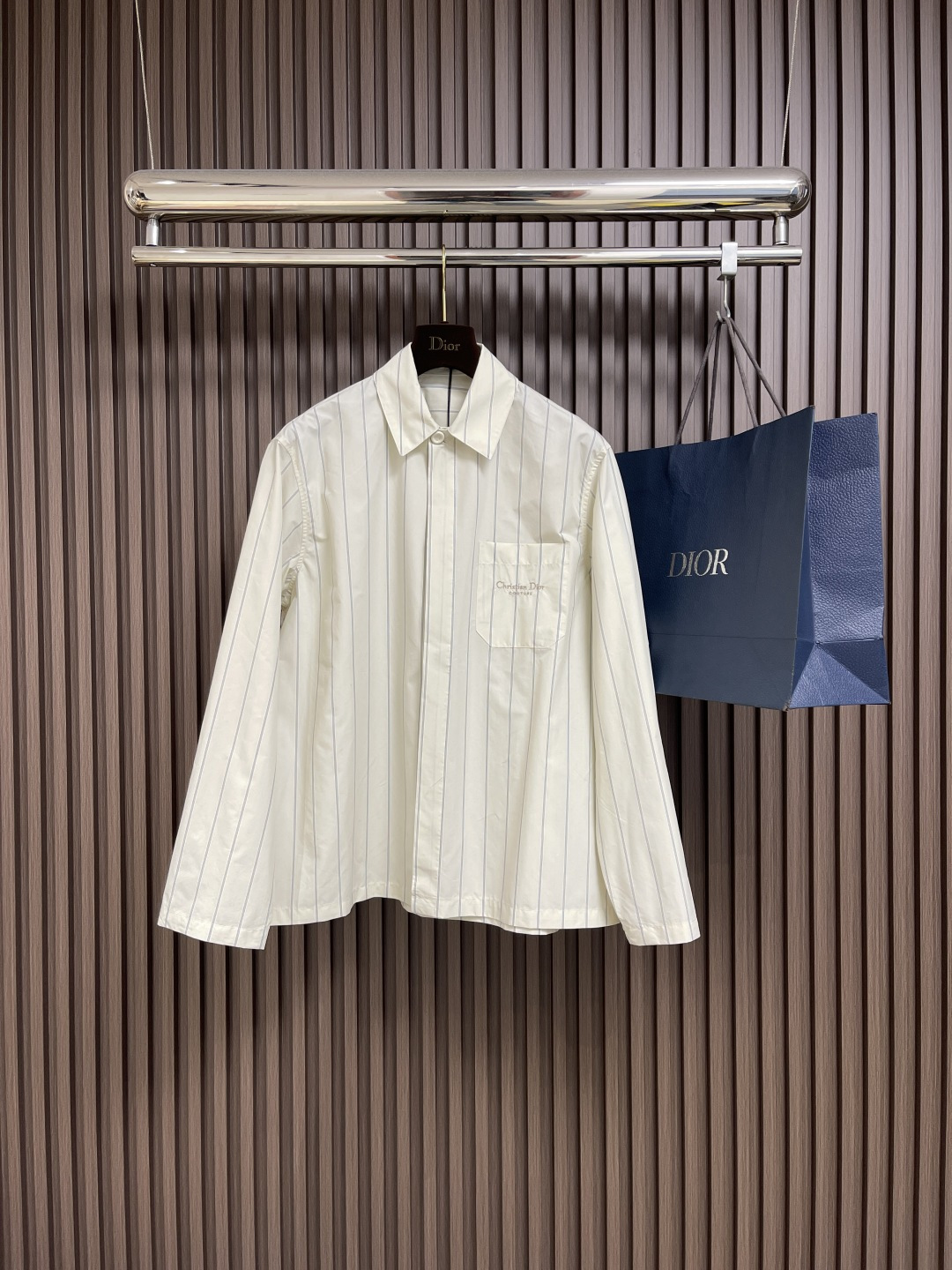 NO:493016,Dior FW autumn and winter new knitted lapel long-sleeved shirt jacket, beige striped cotton-blend fabric, chest pocket embroidery, hidden button closure placket, brand logo mother-of-pearl buttons, straight bottom silhouette cut. Size S-XL,,dior, jackets & coats,shirts,alexander wang19860909Dior FW 秋冬新款针织翻领长袖衬衫外套,米色条纹棉质混纺面料,胸前口袋饰Cistian Couture 刺绣,隐藏式纽扣开合门襟,品牌标志的珍珠母贝纽扣,直筒底边廓形剪裁.尺码S-XL,,dior,jackets & coats,shirts,alexander wang,Men's clothing