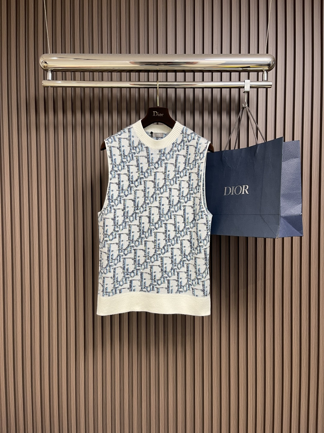 NO:493010,Dior Ss's new sleeveless vest sweater knitted sweater reinterprets the classic Oblique print. It is carefully crafted from white and blue wool jacquard fabric, paired with a ribbed round neck and bottom edge to create a casual silhouette. The style is elegant and can add a striking embellishment to all kinds of shapes. Size XS-L, dior, sweaters, alexander wang19860909Dior ss新款无袖背心毛衣针织衫,重新诠释经典的Oblique 印花.采用白色和蓝色绵羊毛提花面料精心制作,搭配罗纹圆领、底边打造休闲廓形.款式优雅,可为各式造型增添醒目点缀.尺码XS-L,,dior,sweaters,alexander wang,Men's clothing