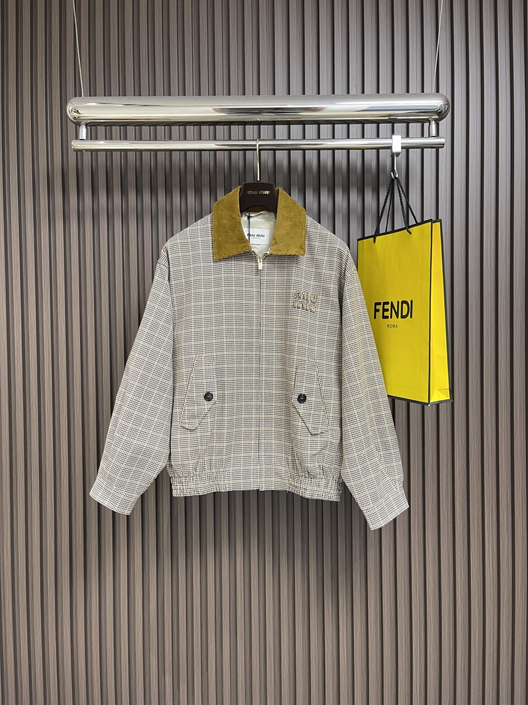 NO:492992,MIUMIU ss new short jacket jacket, with plaid patterns, reinterpreting the typical men's clothing elements in Miu Miu style. Explore the fashion possibilities of contrasting corduroy textured collar and double-layer fabric, reflecting the balance between retro and fashion. Size S-XL, miumiu, jackets & coats, jackets & coats, alexander wang19860909MIUMIU ss新款短夹克外套,采用格纹图案,重新演绎Miu Miu风格中典型的男装元素.探索撞色灯芯绒质感衣领与双层织物面料的时尚可能,体现复古与时尚之间的平衡.尺码S-XL,,miumiu,jackets & coats,jackets & coats,alexander wang,Men's clothing