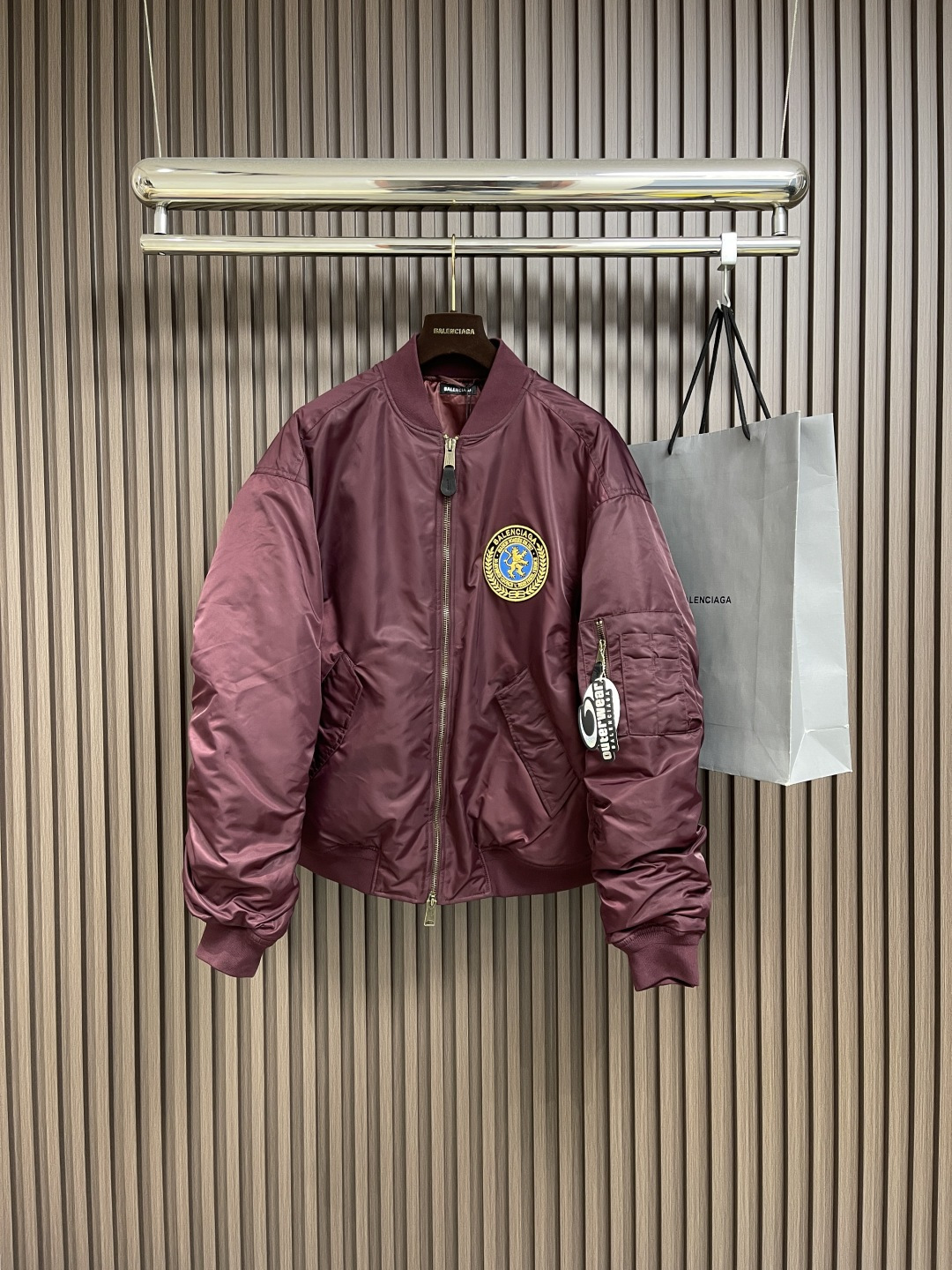 NO:492995,Balenciaga  BLCG badge pilot bomber flight suit jacket, this time, launched the mysterious dark purple and classic cool black. The dark purple model is unique and eye-catching, and it is very popular when walking on the street. The black model is eternal, versatile and high-end, and you won’t make mistakes no matter how you wear it~ The iconic badge embroidery is exquisite and eye-catching, and the details show the brand style. The work pocket of the left sleeve not only increases practicality, but also makes the overall look more  It has a sense of layering and street feel. Moreover, its style is superb, loose and moderate, and does not pick on the figure. Whether it is a petite girl or a handsome man, it can be easily controlled. The upper body becomes fashionable in seconds. The fabric is full of texture, crisp, stylish and durable. Whether it is a combination to create a casual street style or a cool and handsome mix style, there is no pressure. Wear it in early autumn, keep warm and fashionable, and easily become the focus of the crowd. Let your outfit level rise straight~  Size S-XL 0-1-2-3,,balenciaga,jackets & coats,jackets & coats,alexander wang19860909Balenciaga BLCG徽章飞行员bomber飞行服夹克外套,这次推出了神秘的深紫色和经典的酷黑色.深紫色款,独特又吸睛,走在街上回头率爆表；黑色款则是永远的神,百搭又高级,怎么穿都不会出错～标志性的徽章刺绣,精致又亮眼,细节之处彰显品牌格调.左袖的工装口袋,不仅增加了实用性,还让整体造型更具层次感和街头感.而且它的版型超赞,宽松适度,不挑身材,不管是娇小女生还是型男,都能轻松驾驭,上身秒变时髦精,面料质感十足,挺括有型还耐穿.无论是搭配打造休闲街头风,还是配上展现酷帅混搭风,都毫无压力.早秋穿上它,保暖又时尚,轻松成为人群焦点.让自己的穿搭level直线上升～ 尺码S-XL 0-1-2-3,,balenciaga,jackets & coats,jackets & coats,alexander wang,Men's clothing