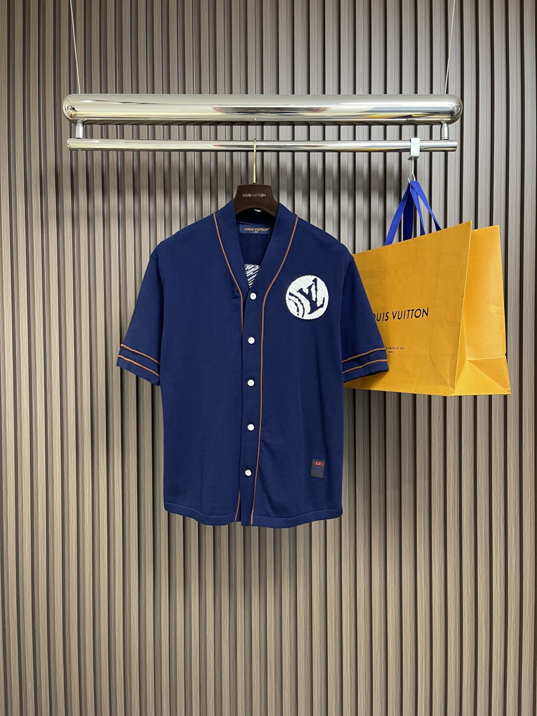 NO:490235,LV 2025SS Autumn New Short Sleeve Shirt, this knitted cotton baseball shirt uses a refreshing and loose fit and elegant navy color scheme, making it perfect for summer. The front and back are decorated with the white LV polka dot embroidery logo of the 2025 autumn and winter series, creating a dynamic graphic effect. The lower left corner is decorated with LV Japanese labels, contrasting embroidery piping and pearl buttons further enriching this academic style. Size S-XL, louis vuitton, shirts, T-shirt, alexander wang19860909LV 2025SS秋季新款短袖衬衫,这款针织棉质棒球衫采用清爽宽松的版型和优雅的海军蓝配色,是夏日的完美之选.正面和背面均饰有2025秋冬系列的白色LV波点刺绣标志,营造出动感的图形效果.左下角附近饰有LV日本标签,撞色刺绣滚边和珍珠纽扣进一步丰富了这款学院风的风格.尺码S-XL,,louis vuitton,shirts,T-shirt,alexander wang,Men's clothing