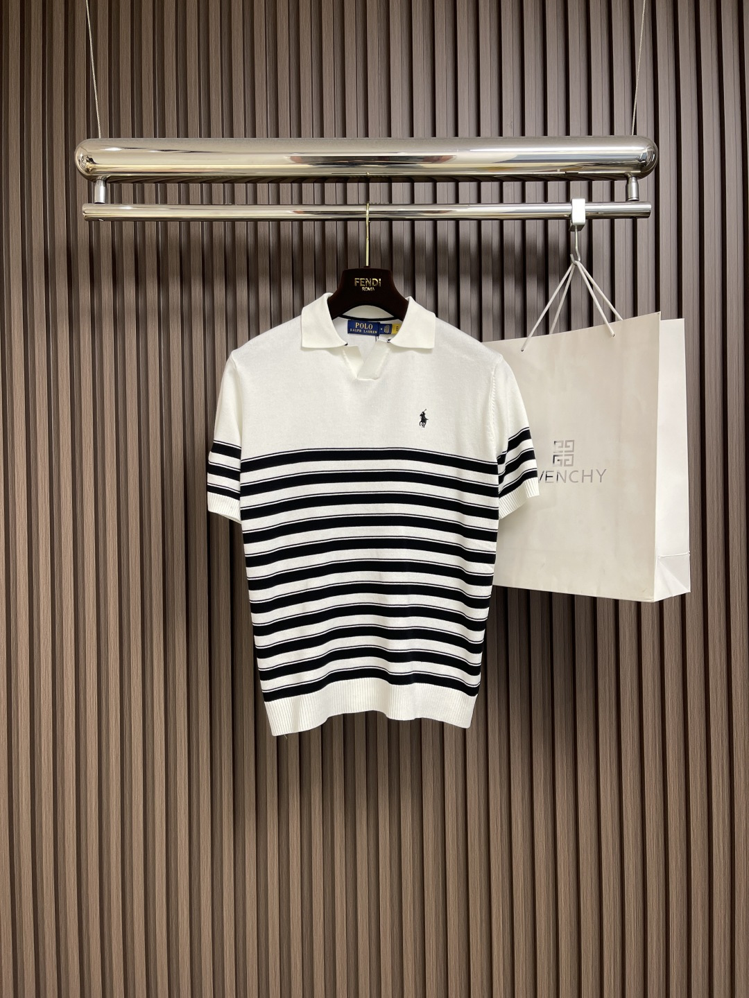 NO:493032,Rah Lauren Striped Pony Embroidery Small V-neck Knitted Short Sleeve POLO, soft and soft feel, comfortable and skin-friendly, complex craftsmanship, time-consuming and labor-intensive. The striped design modifies the neck line and face shape, increasing the exquisiteness in daily life, and gives a lazy and casual style, not picky at all for occasions or people, fashionable and versatile. Rah Lauren pinstriped small V-neck ice silk knitted lapel short sleeves. Size S-XL, T-shirt, alexander wang19860909Rah Lauren 拉夫条纹小马刺绣小V领针织短袖POLO,手感软糯,舒适亲肤,工艺复杂,耗时费力,条纹设计修饰脖颈线条和脸型,增加日常中的精致感,整体给出一种慵懒休闲风,完全不挑场合不挑人,时尚百搭.拉夫Rah Lauren细条纹小v领冰丝针织翻领短袖.尺码S-XL,,T-shirt,alexander wang,Men's clothing