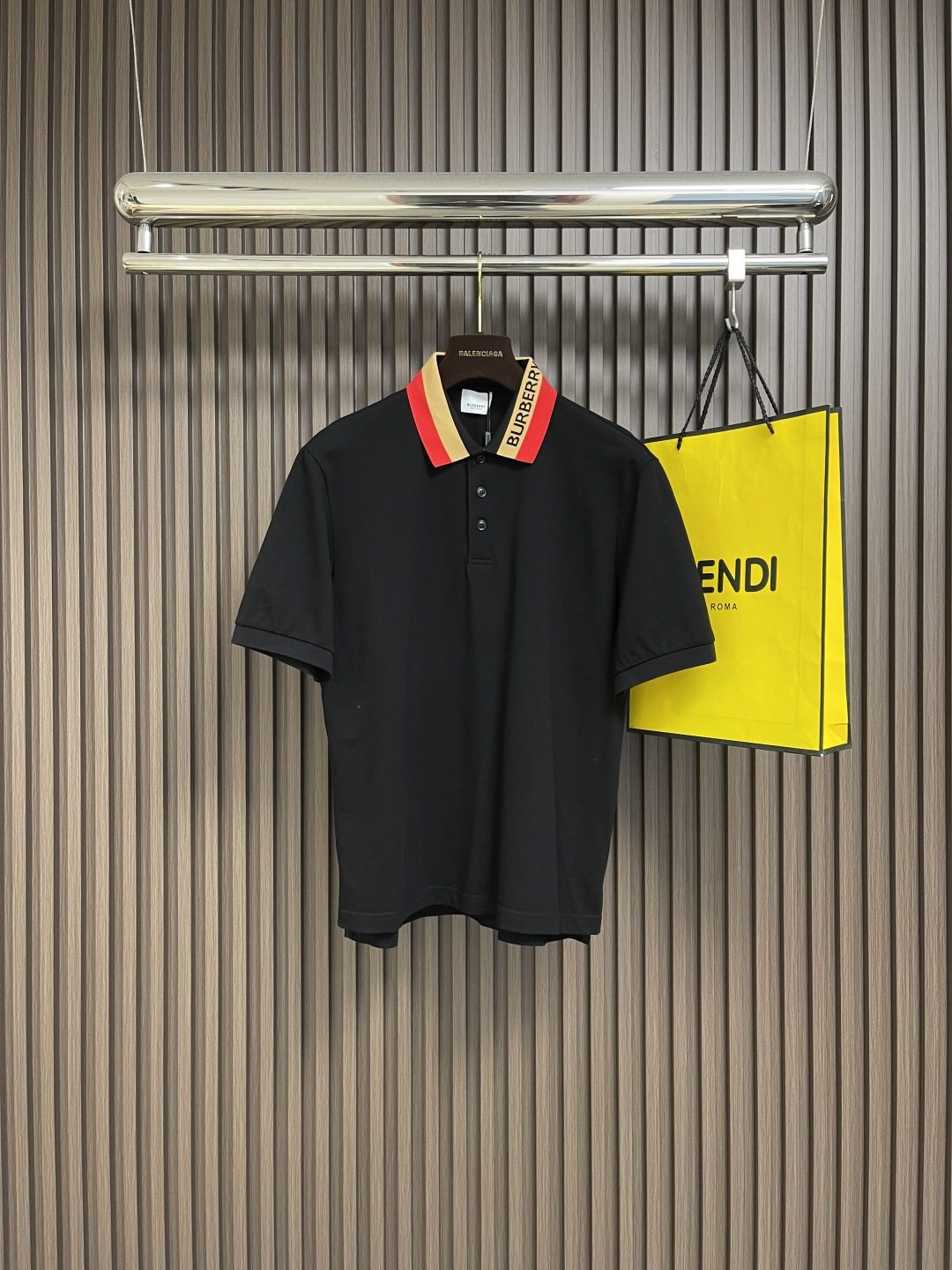 NO:516696,Burberry 2025SS spring and summer lapel Polo shirt, neckline webbing letter logo logo, collar woven design, custom-made full female logo buttons, details are in place, made of cotton beaded cloth, comfortable to touch, equipped with buckles, three-mark. Size XS-XL, burberry, alexander wang19860909Burberry 2025SS春夏翻领Polo衫,领口织带字母Logo标识,领子拼织设计,定制字齐全母标识纽扣,细节到位,采用棉质珠地布制成,手感舒适,配备用扣,三标.尺码XS-XL,,burberry,alexander wang,Men's clothing