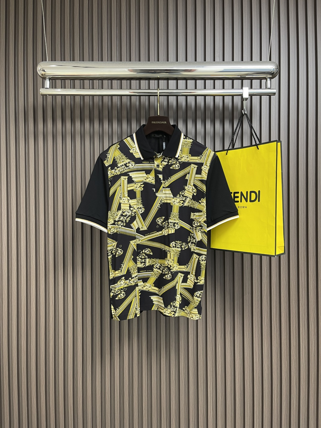 NO:499943,DOLCE & GABBANA DG 2025ss new lapel knitted POLO shirt top imported wool fabric Roman column printed logo Perfect details pair of version, super good texture on the upper body, slim fit style. Size 44-54 M-4XL,,Dolce & Gabbana,alexander wang19860909DOLCE & GABBANA DG 2025ss新款翻领针织POLO衫 顶级进口毛织面料 罗马柱 印花logo 完美细节对版 上身质感超好 修身版型.尺码44-54 M-4XL,,Dolce&Gabbana,alexander wang,Men's clothing