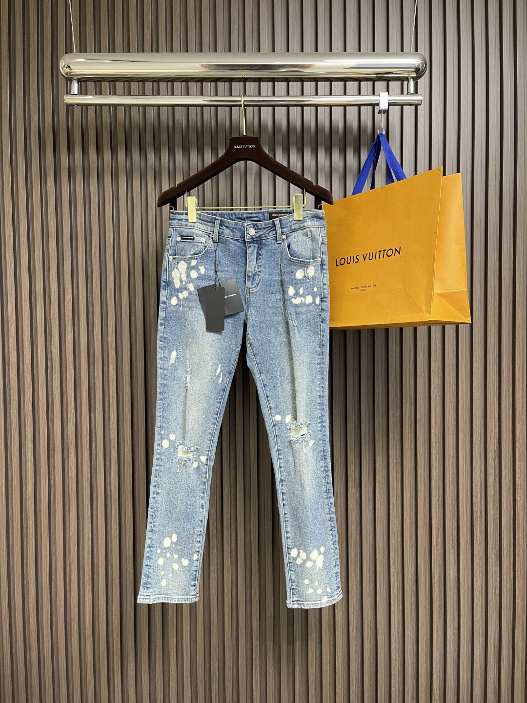 NO:493000,DG ss Spring and Summer New Wash Men's Casual Jeans, a pair of jeans with a strong tone, are all fashionable and reincarnation, so for the denim category, such reincarnation is especially dense!  The jeans are made of imported daily denim denim cotton cloth, and are washed and ground into white with heavy industry, and have a super high appearance!  It is also not as comfortable as it is not as good as the fabric is soft and skin-friendly and elastic, and it also takes into account excellent sweat-relief and breathable properties, which can also be worn all year round!  The back pocket is full of recognition metal nameplate ornament and the details of the matte lacquered metal buttons engraved with words, which show the brand identity in a low-key and restrained manner!  Classic small straight jeans style cut, the upper body can modify all imperfect leg shapes, instantly pulling the identity into a golden ratio effect, which is very worthy of being included in men's wardrobe. Size 29-36 No 35, jeans, gold, alexander wang19860909DG ss春夏新品水洗男士休闲牛仔裤,腔调感极强的一款牛仔裤,都是时尚是个轮回,那么于牛仔类别而言这样的轮回尤其密集！该牛仔裤采用客供进口日制丹宁牛仔棉布制成,重工水洗磨白,颜值度超级高！舒适度方面同样也不安下风,面料柔软亲肤有弹力,同时兼顾出色的排汗透气性,可兼顾一年四季穿着搭配！后兜充满辨识度的金属铭牌贴饰,以及刻有字样的哑光漆面金属纽扣细节,低调内敛的展现出品牌身份！经典小直筒牛仔裤版型剪裁,上身能够修饰所有不完美的腿型,瞬间将身份拉分成黄金比例效果,非常值得被收入男士的衣橱之中.尺码29-36 无35,,jeans,gold,alexander wang,Men's clothing