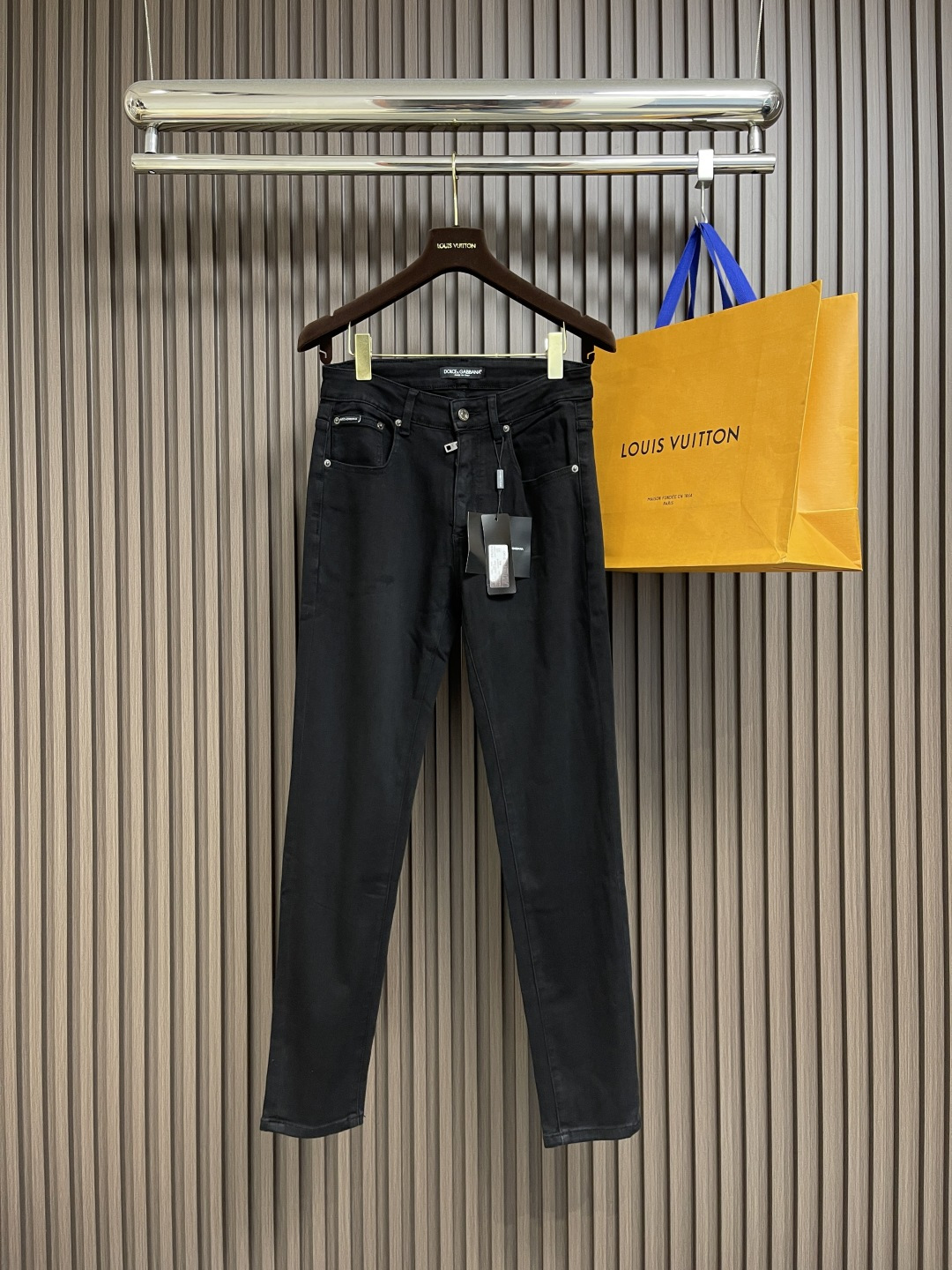 NO:487868,DG SS summer new men's straight jeans, the fabric has superior elasticity, strong bones and bones, no tightness on the upper body, and the experience is excellent, wonderful, the metal accessories on the trousers are invincible in luxury, and the customized opening mold lettering brand copper buckle metal style, each style needs to be customized independently, the cost and cost machine is expensive, and the metal accessories lettering and electroplating are made of, the glossy SSS+ level is shocking, showing extraordinary and superb craftsmanship, pleasing to the eye, while enriching the vision, it also greatly demonstrates the brand's sense of luxury. The details are handled in place, and the gold content is a magic pants!  The style is first-class, and the hip lifting is excellent in slimming. It can sweep the wardrobe with any top matching. It has extensive compatibility and is both business commuting and casual. It is satisfied with various daily outfits. It has a full upper body style, an invincible universal versatile pants, a must-have for fabric control and quality control. Size 29-36 No 35, jeans, alexander wang19860909DG SS夏季新款男士直筒牛仔裤,面料自带优越的弹力,筋骨感很强,上身毫无紧绷感,体验感极好,妙不可言,裤身上面的金属辅件奢华感无敌,定制开模刻字品牌字母铜扣金属样式,每一个样式都需独立开模定制,造价成本机器昂贵,金属辅件刻字电镀打造制成,光泽感SSS+级别,水准之高令人震撼,彰显了非凡高超的匠心工艺,赏心悦目,在丰富视觉的同时也极大彰显了品牌的高级感,细节处理相当到位,含金量十足的一款神裤！版型剪裁一流,提臀修身显瘦效果极佳,可横扫衣橱任何的上装搭配,兼容性广泛,商务通勤休闲兼备,满足于日常各种穿搭,上身型款十足,无敌的万能百搭裤,面料控、品相控必入的一款神级裤王.尺码29-36 无35,,jeans,alexander wang,Men's clothing