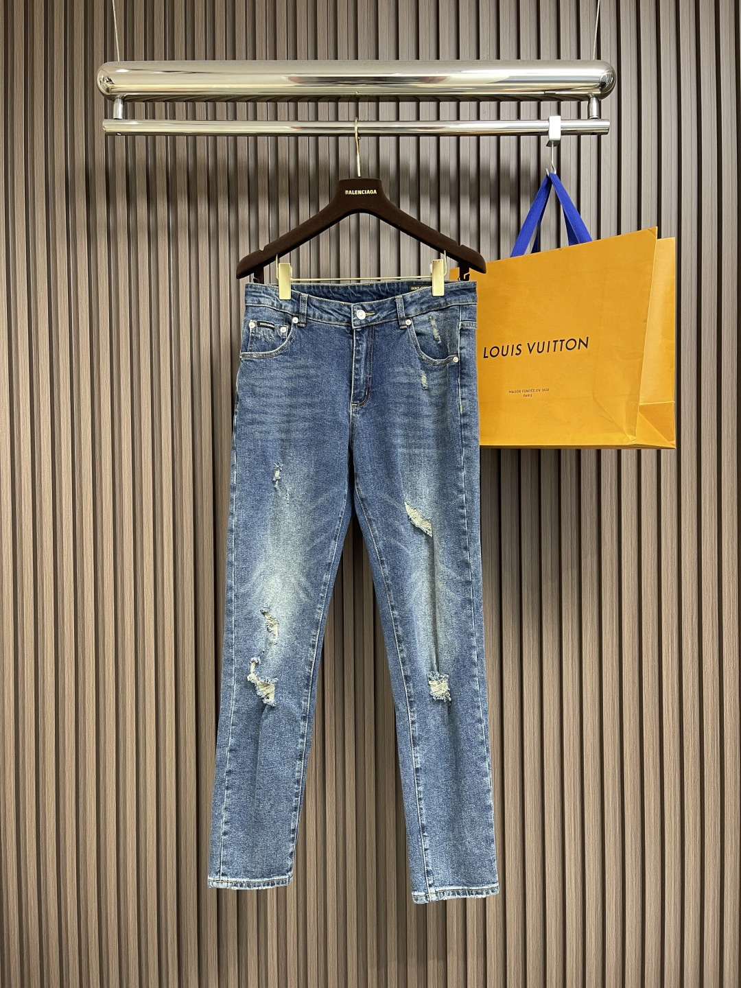 NO:487876,DG SS new logo jeans are suitable for daily life and leisure. The denim fabrics used have been washed, polished and used in multiple processes. The excellent style makes the trousers have a good upper body comfort. This is very important for jeans. The original hardware and accessories are very design-oriented, with full details and workmanship everywhere. Size 29-36 No 35, jeans, alexander wang19860909DG SS新款标识牛仔长裤,生活休闲日常皆宜.选用的牛仔布料全部经过多道工序洗水、打磨、做旧处理 极好的版型使的裤装有很好的上身舒适度,牛仔裤这点非常非常重要.客供原版五金辅料,极具设计感, 十足的细节、做工之处处到位 .尺码29-36 无35,,jeans,alexander wang,Men's clothing