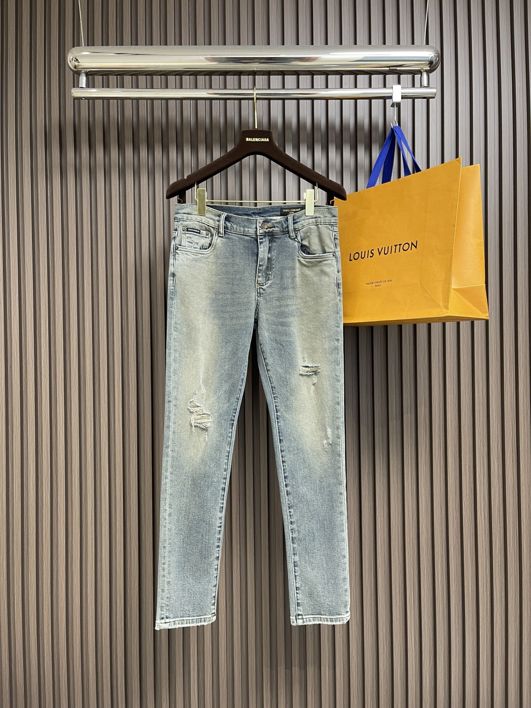 NO:487884,DG ss Spring and Summer New Wash Men's Casual Jeans, a pair of jeans with a strong tone, are all fashionable and reincarnation, so for the denim category, such reincarnation is especially dense!  The jeans are made of imported daily denim denim cotton cloth, and are washed and ground into white with heavy industry, and have a super high appearance!  It is also not as comfortable as it is not as good as the fabric is soft and skin-friendly and elastic, and it also takes into account excellent sweat-relief and breathable properties, which can also be worn all year round!  The back pocket is full of recognition metal nameplate ornament and the details of the matte lacquered metal buttons engraved with words, which show the brand identity in a low-key and restrained manner!  Classic small straight jeans style cut, the upper body can modify all imperfect leg shapes, instantly pulling the identity into a golden ratio effect, which is very worthy of being included in men's wardrobe. Size 29-36 No 35, jeans, gold, alexander wang19860909DG ss春夏新品水洗男士休闲牛仔裤,腔调感极强的一款牛仔裤,都是时尚是个轮回,那么于牛仔类别而言这样的轮回尤其密集！该牛仔裤采用客供进口日制丹宁牛仔棉布制成,重工水洗磨白,颜值度超级高！舒适度方面同样也不安下风,面料柔软亲肤有弹力,同时兼顾出色的排汗透气性,可兼顾一年四季穿着搭配！后兜充满辨识度的金属铭牌贴饰,以及刻有字样的哑光漆面金属纽扣细节,低调内敛的展现出品牌身份！经典小直筒牛仔裤版型剪裁,上身能够修饰所有不完美的腿型,瞬间将身份拉分成黄金比例效果,非常值得被收入男士的衣橱之中.尺码29-36 无35,,jeans,gold,alexander wang,Men's clothing