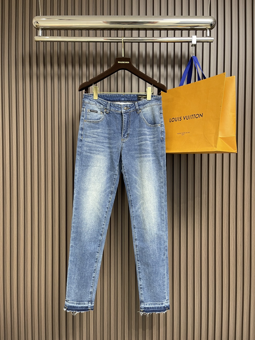 NO:495610,DG SS summer new men's straight jeans, the fabric has superior elasticity, strong bones and bones, no tightness on the upper body, and the experience is excellent, wonderful, the metal accessories on the trousers are invincible in luxury, custom-made open mold engraving brand letter copper buckle metal style, each style needs to be customized independently, the cost and machine is expensive, and the metal accessories engraving electroplating is made of, the glossy SSS+ level is shocking, showing extraordinary and superb craftsmanship, pleasing to the eye, while enriching the vision, it also greatly demonstrates the brand's sense of luxury. The details are handled in place, and the gold content is a magic pants!  The style is first-class, and the hip lifting is excellent in slimming. It can sweep the wardrobe with any top matching. It has extensive compatibility and is both business commuting and casual. It is satisfied with various daily outfits. It has a full upper body style, an invincible universal versatile pants, a must-have for fabric control and quality control. Size 29-36 No 35, jeans, alexander wang19860909DG SS夏季新款男士直筒牛仔裤,面料自带优越的弹力,筋骨感很强,上身毫无紧绷感,体验感极好,妙不可言,裤身上面的金属辅件奢华感无敌,定制开模刻字品牌字母铜扣金属样式,每一个样式都需独立开模定制,造价成本机器昂贵,金属辅件刻字电镀打造制成,光泽感SSS+级别,水准之高令人震撼,彰显了非凡高超的匠心工艺,赏心悦目,在丰富视觉的同时也极大彰显了品牌的高级感,细节处理相当到位,含金量十足的一款神裤！版型剪裁一流,提臀修身显瘦效果极佳,可横扫衣橱任何的上装搭配,兼容性广泛,商务通勤休闲兼备,满足于日常各种穿搭,上身型款十足,无敌的万能百搭裤,面料控、品相控必入的一款神级裤王.尺码29-36 无35,,jeans,alexander wang,Men's clothing