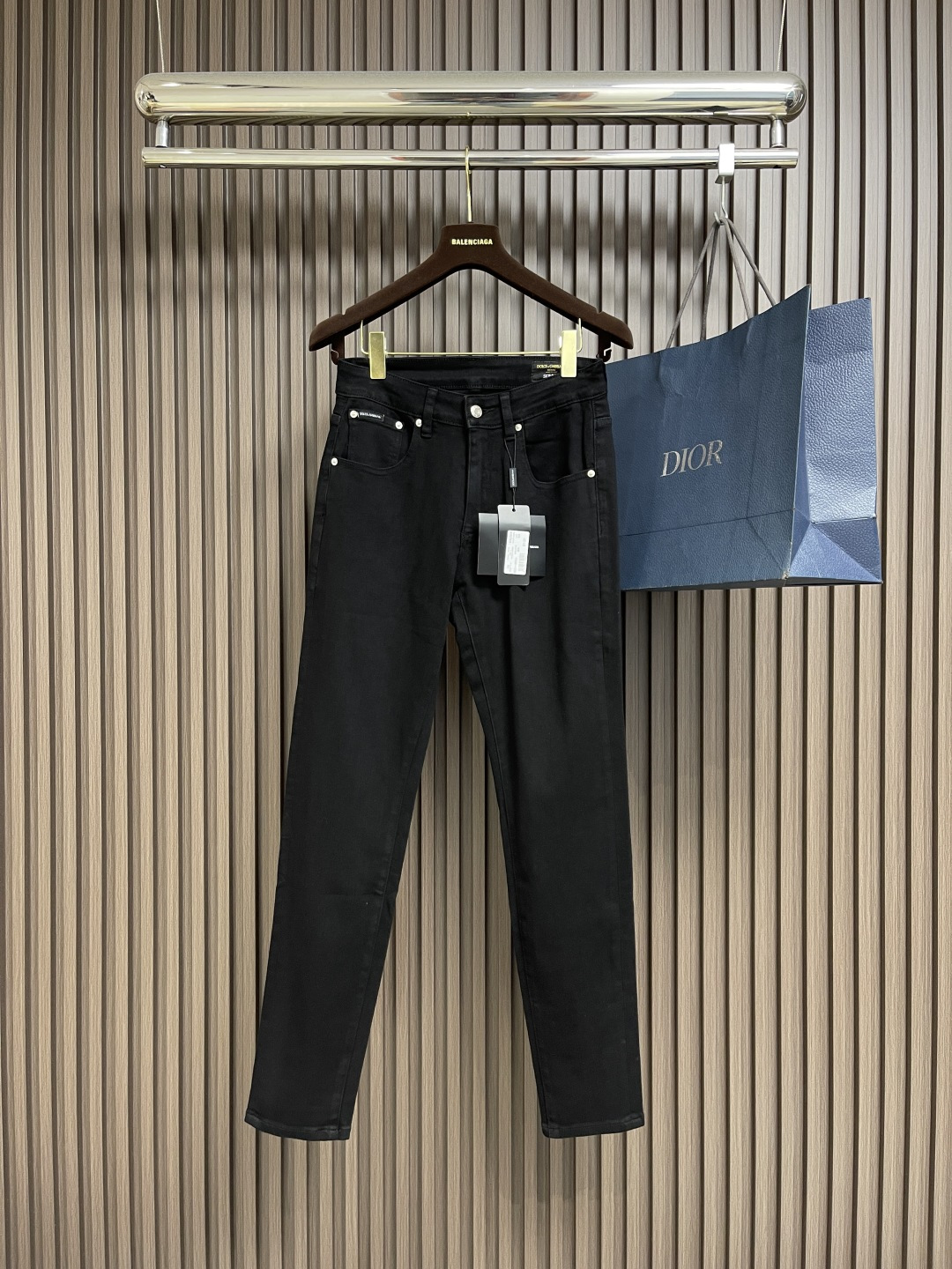 NO:487858,DG 2025SS new logo jeans are suitable for life and leisure. The denim fabrics selected have been washed, polished and used in multiple processes. The excellent style makes the trousers have a good upper body comfort. This is very important for jeans. The original hardware and accessories are very design-oriented, with full details and workmanship everywhere. Size 29-36 No 35, jeans, alexander wang19860909DG 2025SS新款标识牛仔长裤,生活休闲日常皆宜.选用的牛仔布料全部经过多道工序洗水、打磨、做旧处理 极好的版型使的裤装有很好的上身舒适度,牛仔裤这点非常非常重要.客供原版五金辅料,极具设计感, 十足的细节、做工之处处到位 .尺码29-36 无35,,jeans,alexander wang,Men's clothing