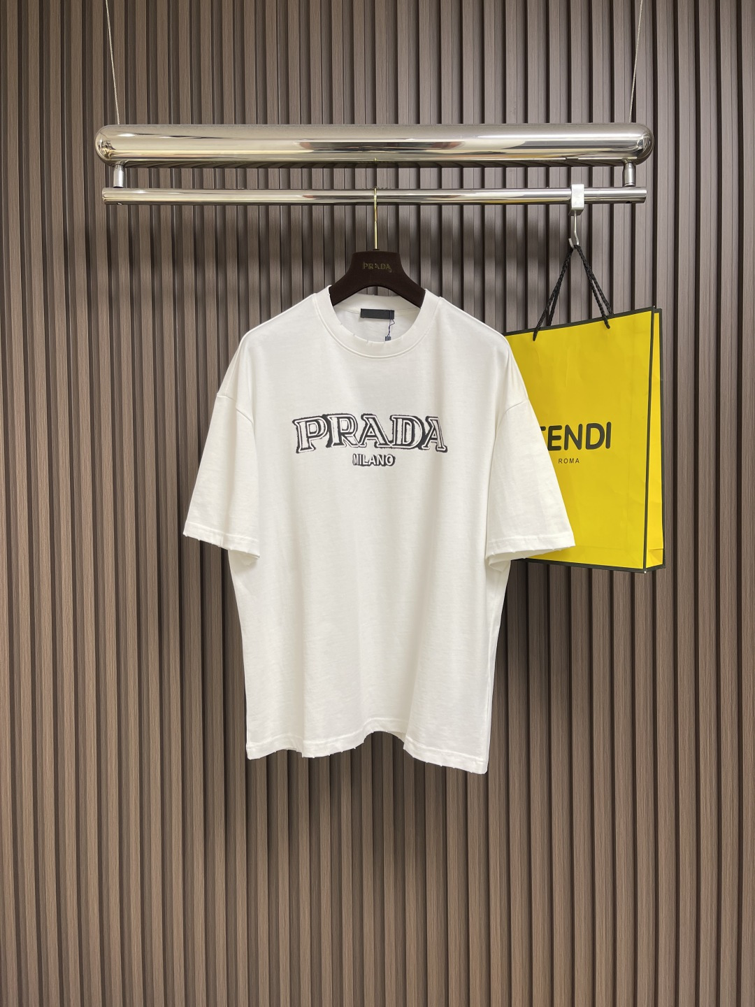 NO:490168,Prada classical logo printed short-sleeved T-shirt, simple and luxurious style. The exquisite brand printing of the T-shirt is a symbol of Prada's century-old heritage and exquisite craftsmanship, demonstrating unique identity and extraordinary taste. Selected high-quality fabrics, soft and delicate touch, skin-friendly and breathable, and comfortable and comfortable to wear. Whether it is daily travel, casual gathering or business light occasions, it can be easily adapted, adding fashionable charm to you and becoming a classic item in the wardrobe that never goes out of date. Size M-XXL,,prada, T-shirt,tees, t-shirt,alexander wang19860909Prada 古典logo印花短袖T恤,简约中尽显奢华格调,T恤精致的品牌印花,是Prada百年底蕴与精湛工艺的象征,彰显着独特身份与非凡品味.精选优质面料,触感柔软细腻,亲肤透气,穿着舒适自在,无论是日常出行、休闲聚会还是商务轻场合,它都能轻松适配,为你增添时尚魅力,成为衣橱中永不过时的经典单品.尺码M-XXL,,prada,T-shirt,tees，t-shirt,alexander wang,Men's clothing