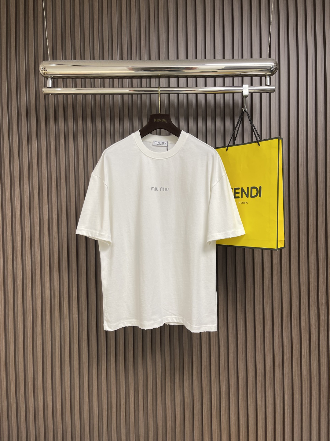 NO:493011,MIUMIU ss Spring and Summer new letter logo logo printed short-sleeved T-shirt is neither monotonous nor complicated, and it just shows the taste!  The fabric is comfortable, sweat-absorbing and breathable, and the unique high-end feeling of fabric presents a simple and elegant temperament!  Logo print design on the chest!  Full three-dimensional!  Standard cut design!  Size M-XXL, miumiu, T-shirt,tees, t-shirt,alexander wang19860909MIUMIU ss春夏新款字母logo标识印花短袖T恤,既不单调也不复杂,恰到好处的展现品味！面料舒适吸汗透气根本不在话下,面料独具的高奢感呈现简约优雅气质！胸前logo印花设计！饱满立体！标准裁剪设计！尺码M-XXL,,miumiu,T-shirt,tees，t-shirt,alexander wang,Men's clothing