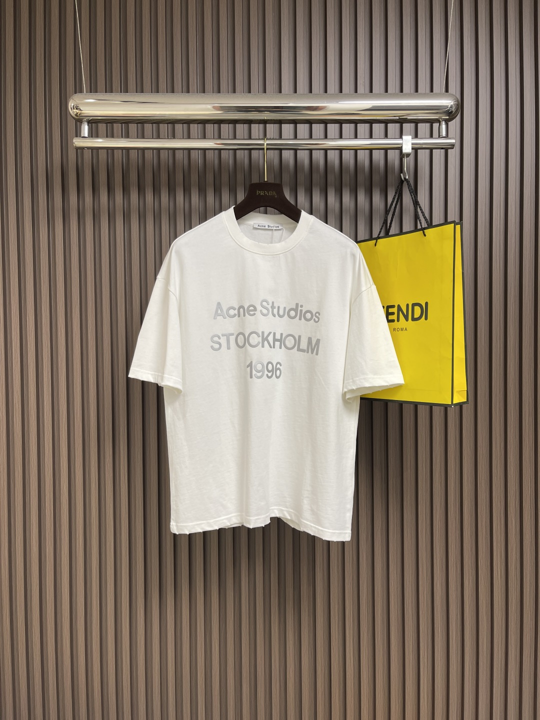 NO:493006,acne studios letter logo logo printed short-sleeved T-shirt, custom-made trendy ecological cotton fabric, decorated with acne studios print on the chest to increase brand recognition. Use glue printing, use glue liquid paint to print patterns on the fabric, and bake the fabric to fix the printing pattern. Size M-XXL,,acne studios,dior,T-shirt,tees,t-shirt,alexander wang19860909acne studios 字母logo标识印花短袖T恤,定制潮悦生态棉面料,饰以胸前acne studios 印花为点缀,增添品牌辨识度.采用胶浆印花,使用胶浆液体涂料在织物上打印图案,烘烤织物以固定印刷图案.尺码M-XXL,,acne studios,dior,T-shirt,tees，t-shirt,alexander wang,Men's clothing