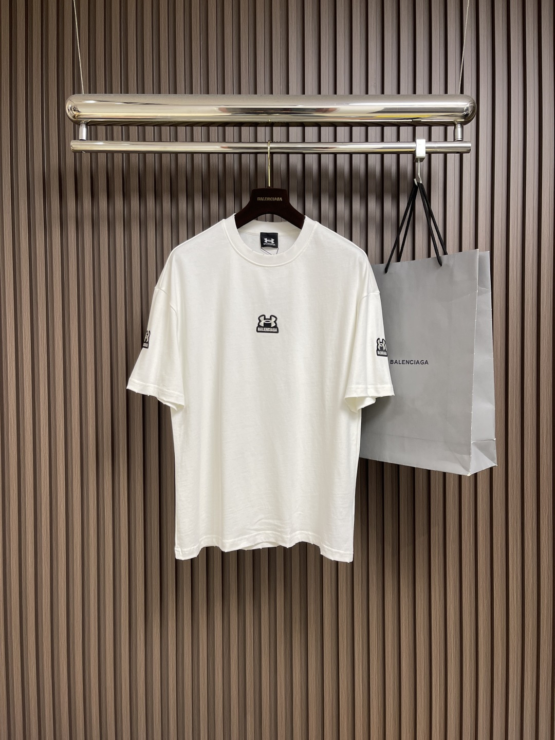 NO:493026,Balenciaga SS Early Autumn Balenciaga & Under Armour jointly embroidered Zhangzai Washing Short-sleeved T-shirt, simple but unruly. The brand logo of Under Armour on the chest is low-key and luxurious, instantly improving fashion sense, and grasping the high-end atmosphere. Whether you go out or exercise, wear it, you can easily become the focus of the crowd, and the fashion sense is soaring. Size M-XXL,,balenciaga,balenciaga,T-shirt,tees,t-shirt,alexander wang19860909balenciaga ss早秋巴黎世家＆安德玛联名刺绣章仔洗水短袖T恤,简约却透着不羁,胸前balenciaga安德玛联名品牌标识,低调奢华感拉满～瞬间提升时尚度,高级氛围感狠狠拿捏,不管出街还是运动,穿上它,轻松成为人群焦点,时尚度一路狂飙. 尺码M-XXL,,balenciaga,balenciaga,T-shirt,tees，t-shirt,alexander wang,Men's clothing