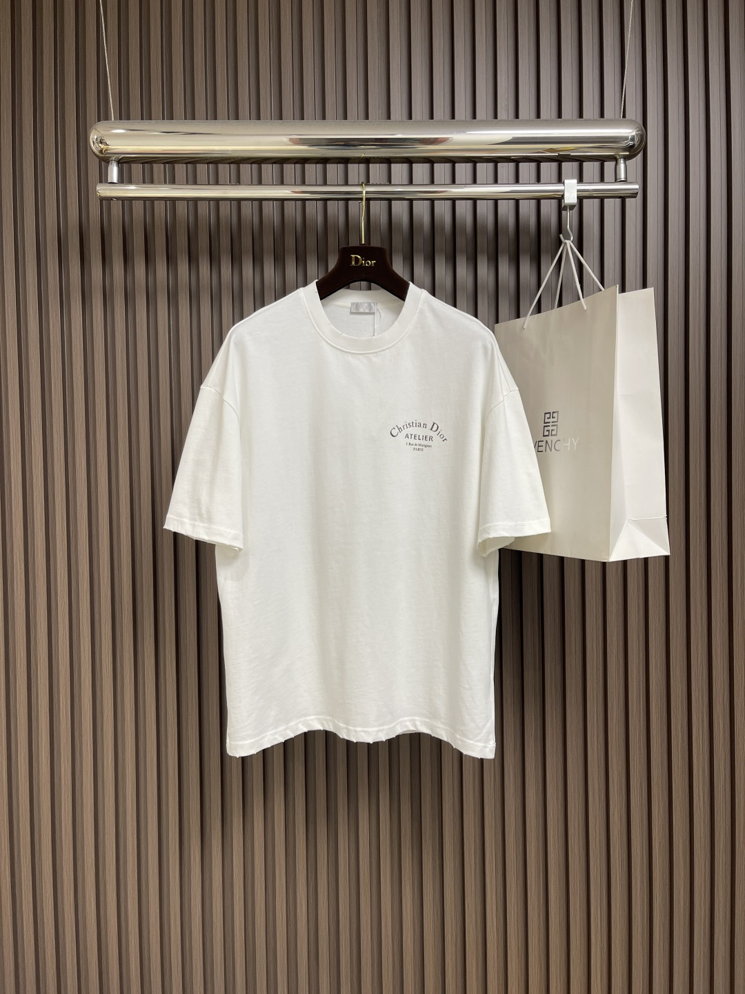 NO:493039,Dior  Ss' new mottled letter printed ripped hole short-sleeved T-shirt on the chest, imported pure cotton fabric, with a crisp appearance, with the characteristics of cotton fabric softness, breathable and dry, can quickly drain moisture, sweat and not stick to the body, high-density dot printing process, there is a subtle blur design effect in the printing effect, and the film is made of extremely fine yarn material, and the film is adjusted and portrayed according to the actual point number. The production difficulty of restoration is relatively high, the slurry is delicate and the mesh is good. The whole piece is positioned and washed and worn. The combination of 'wearing' and 'knitting' elements, and the irregular full-body wear design makes simple garments have a rebellious destructive design sense. The stone grinding water washing process is positioned and damaged. The garment products are laser-positioned and damaged by hand. Each wear is purely hand-made, so that the natural wear of the fabric reaches the most harmonious visual effect. After washing water through stone grinding, it can present a strong retro atmosphere.  Size M-XXL,dior,T-shirt,tees,t-shirt,alexander wang19860909Dior Ss新款胸前斑驳字母印花破洞短袖T恤,进口纯棉面料,外观挺括,具有棉织物柔软的特性,透气干爽可以快速排出水分,出汗不粘身,高密度网点印花工艺,印花效果中有细微的虚化设计效果,采用极细的纱网材质制作菲林网板,根据实物对点数在菲林上做出调整刻画,还原的制作难度偏高,浆体细腻过网性好,全件定位洗水磨破设计,以'磨破'和'针织'元素结合,不规则的全身磨破设计,让简单成衣带有叛逆的破坏设计感,石磨洗水工艺定位破洞处理,成衣制品采用石磨机激光定位手工破坏磨损效果,每一处磨损处纯手工打造,使面料的自然磨损达到最和谐的视觉效果,通过石磨洗水后能够呈现出浓郁的复古气息. 尺码M-XXL,,dior,T-shirt,tees，t-shirt,alexander wang,Men's clothing