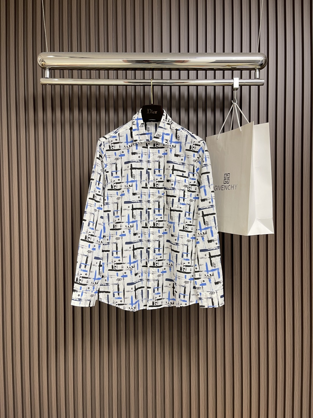 NO:522646,Kiton handmade long-sleeved shirt, same style for men and women!  Traditional Naples handmade craftsmanship, select top-quality island cotton, present the highest-standard wearing experience, perfect fit, Australia's top deep-sea fritillar buckle shines naturally and smooth!  Business and leisure are both possible!  A shirt can also be a walking art canvas. When ink and wash brushstrokes collide with geometric lines, the interweaving of blue and black breaks the monotony, wear casualness and unruly on your body, and everyday commutes instantly become fashionable. The crisp fabric is suitable for many occasions, whether it is neat workplace or relaxation during leisure, you can perfectly grasp it. Size S-XXL S S shoulder width 46cm bust 102cm long 76cm M shoulder width 47cm bust 106cm long 77.5cm L S shoulder width 48cm bust 110cm long 79cm xL shoulder width 49cm bust 114cm long 80.5cm xXL shoulder width 50cm bust 118cm long 82cm, shirts, alexander wang19860909kiton 手工长袖衬衣,男女同款！传统那不勒斯手工工艺,臻选顶级海岛棉、呈现最高规格的穿着感受,完美贴合身型,澳洲顶级深海贝母扣闪耀天然光润！商务休闲皆可！一件衬衫,也可以是行走的艺术画布,当水墨笔触与几何线条碰撞,蓝与黑的交织,打破单调桎梏,把随性与不羁穿在身上,日常通勤秒变时尚型场,挺括面料适配多种场合,无论是职场的利落,还是休闲时的松弛,都能完美拿捏.尺码S-XXL S码肩宽46cm 胸围102cm 衣长76cm M码肩宽47cm 胸围106cm 衣长77.5cm L码肩宽48cm 胸围110cm 衣长79cm XL码肩宽49cm 胸围114cm 衣长80.5cm XXL码肩宽50cm 胸围118cm 衣长82cm,,shirts,alexander wang,Men's clothing