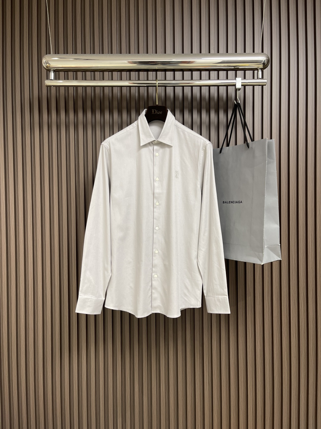 NO:505764,BC fine cotton woven long-sleeved shirt, unique craftsmanship and full of details!  !!In busy urban life, a decent shirt is a must-have for business and casual occasions. The BC brand, with its excellent quality and unique design, brings you a brand new shirt experience. BC shirts are made of high-quality fabrics, carefully tailored and sewn, and each inch reveals the craftsman's heart and focus. Whether it is the crisp neckline or the exquisite cuffs, you can stand out from the crowd. Simplicity without losing elegance is the design concept of BC shirts. Whether it is the classic solid color style or the fashionable stripes and plaid patterns, they can meet your matching needs in different occasions. Wearing it will make you look gentlemanly. In addition to the exquisite appearance, TB shirts pay more attention to the comfort of wearing. The soft fabric fits the skin and has good breathability. Whether it is long-term work or leisure time, you can enjoy the fullest. Size S-XXL  S size shoulder width 46cm bust 102cm long 76cm size shoulder width 47cm bust 106cm length 77.5cm size shoulder width 48cm bust 110cm length 79cm size shoulder width 49cm bust 114cm length 80.5cm size shoulder width 50cm bust 118cm length 82cm,shirts,alexander wang19860909BC 精棉磨毛长袖衬衫,工艺独特,细节满满！!!在繁忙的都市生活中,一件得体的衬衫是商务与休闲场合的必备之选.BC品牌,以其卓越的品质和独特的设计,为您带来全新的衬衫体验.BC衬衫采用高品质面料,经过精细的剪裁与缝制,每一寸都透露出匠人的用心与专注.无论是领口的挺括还是袖口的精致,都让您在人群中脱颖而出.简约而不失优雅,是BC衬衫的设计理念.无论是经典的纯色款式还是时尚的条纹、格纹图案,都能满足您不同场合的搭配需求.穿上它,让您尽显绅士风范.除了外观的精致,TB衬衫更注重穿着的舒适度.柔软的面料贴合肌肤,透气性好,无论是长时间的工作还是休闲时光,都能让您尽享自在.尺码S-XXL S码肩宽46cm 胸围102cm 衣长76cm M码肩宽47cm 胸围106cm 衣长77.5cm L码肩宽48cm 胸围110cm 衣长79cm XL码肩宽49cm 胸围114cm 衣长80.5cm XXL码肩宽50cm 胸围118cm 衣长82cm,,shirts,alexander wang,Men's clothing