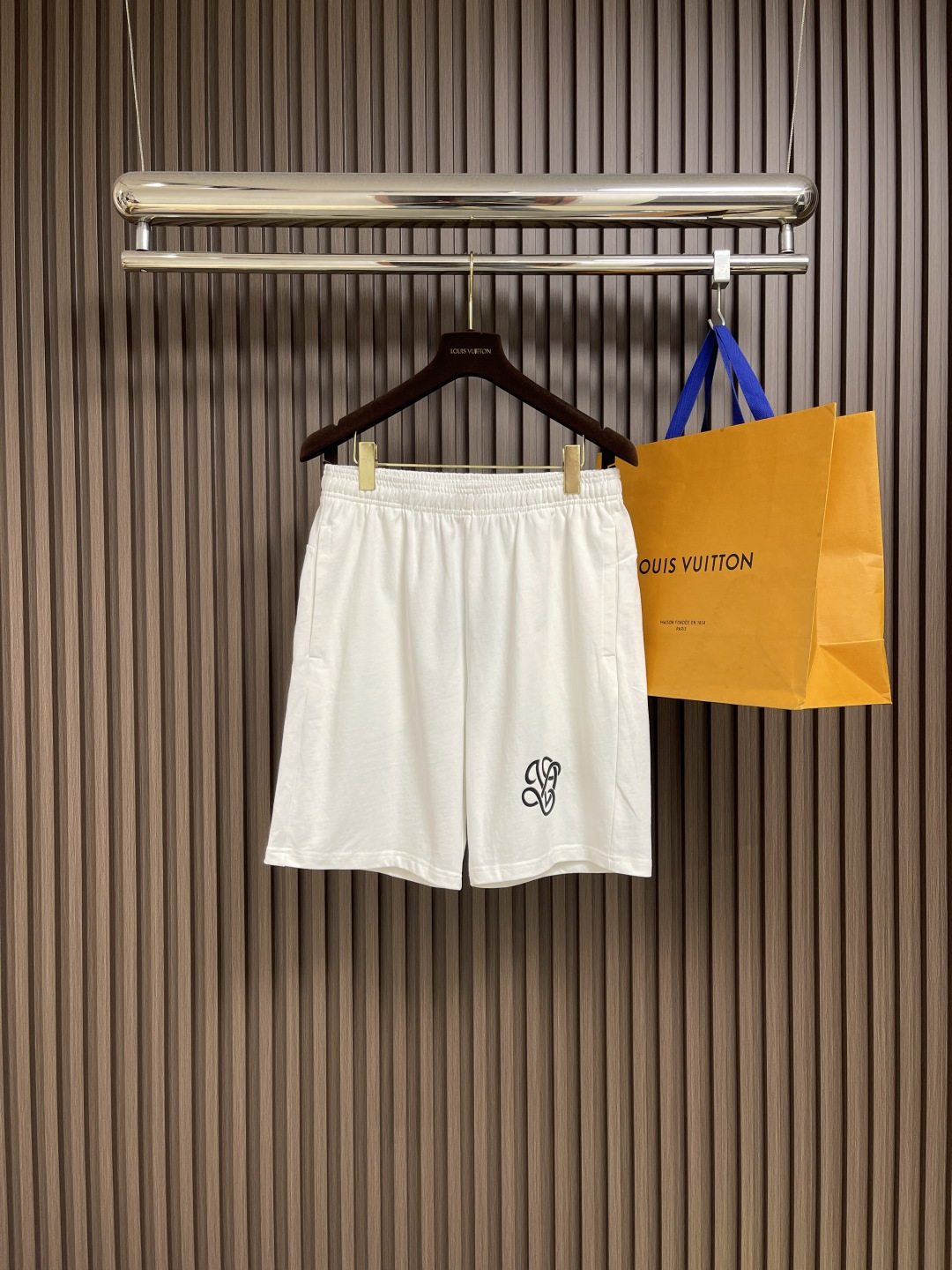 NO:490166,LV 2025ss new logo logo logo shorts, 100% wool coil fabric is soft and comfortable.  Exquisite 3D three-dimensional letters, classic letters, graphic logo logos, loose style.  The upper body is unrestrained, comfortable and breathable.  The same style for men and women!  Size M-XXL, louis vuitton, shorts, alexander wang19860909LV 2025ss新款logo标识五分短裤,百分百毛线圈面料柔软舒适．精致3D立体字母经典字母,图形logo标识,宽松版型．上身无束缚感,舒适透气．男女同款！尺码M-XXL,,louis vuitton,shorts,alexander wang,Men's clothing